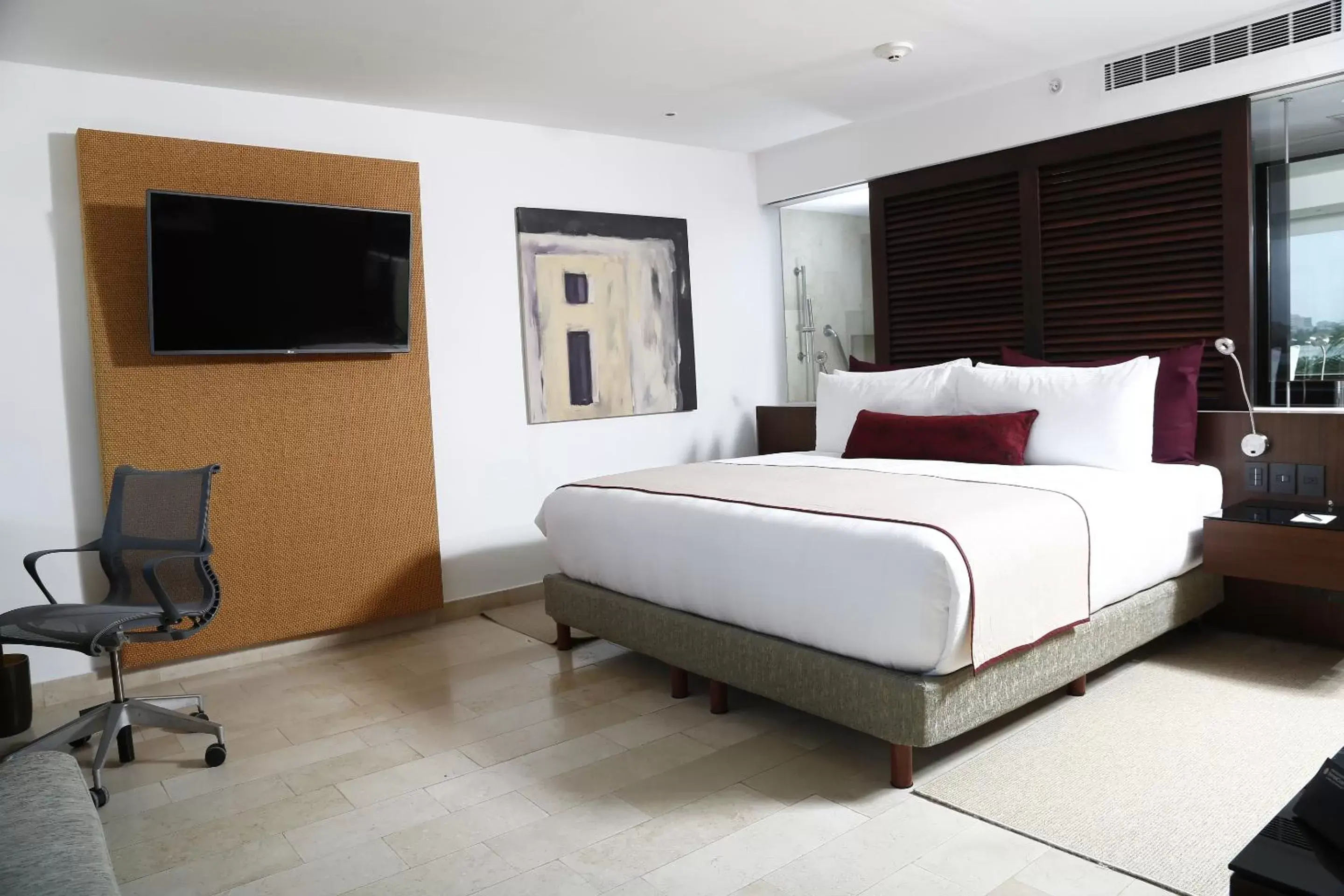 Bedroom, Bed in InterContinental Presidente Cancun Resort