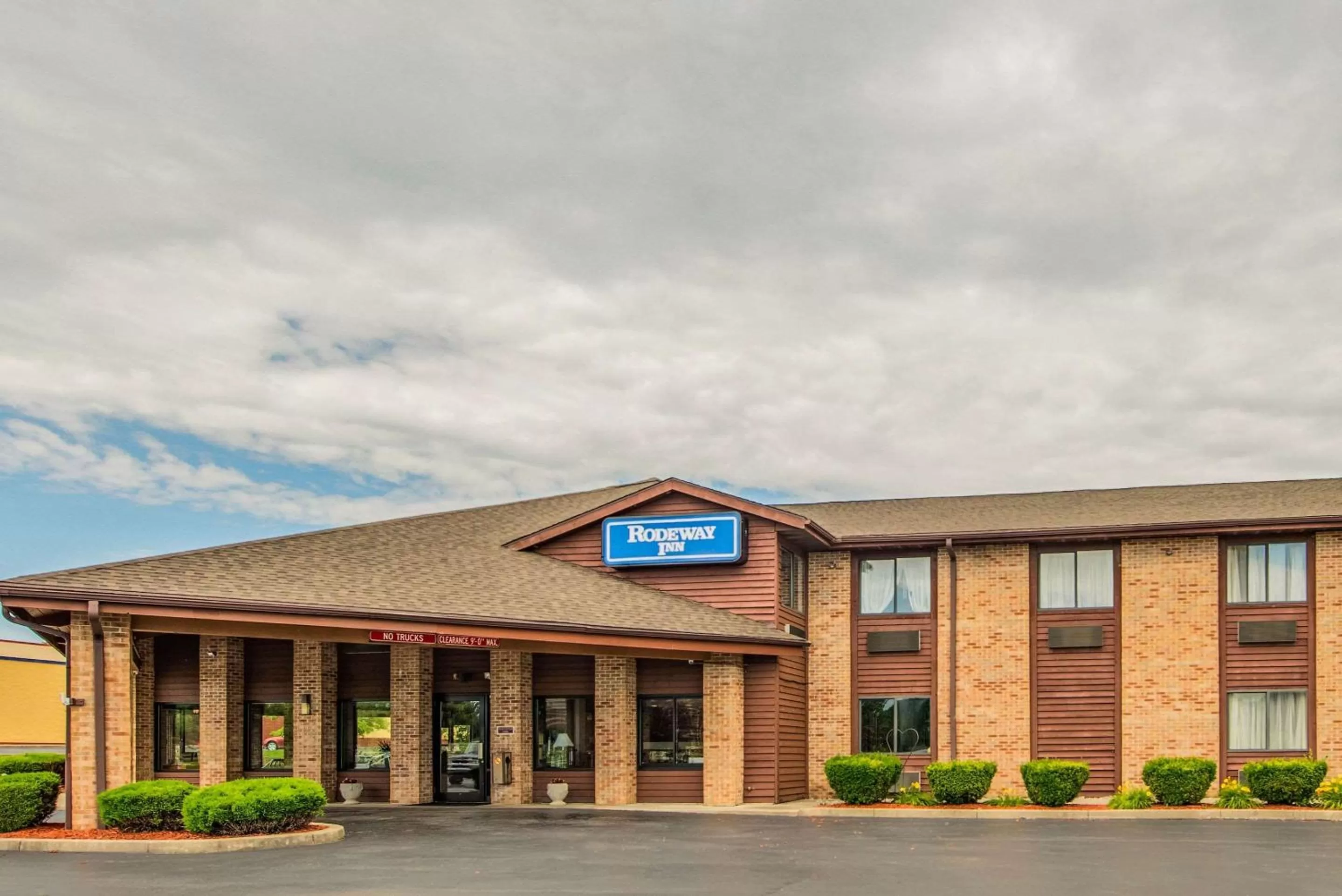 Property Building in Rodeway Inn Huntington