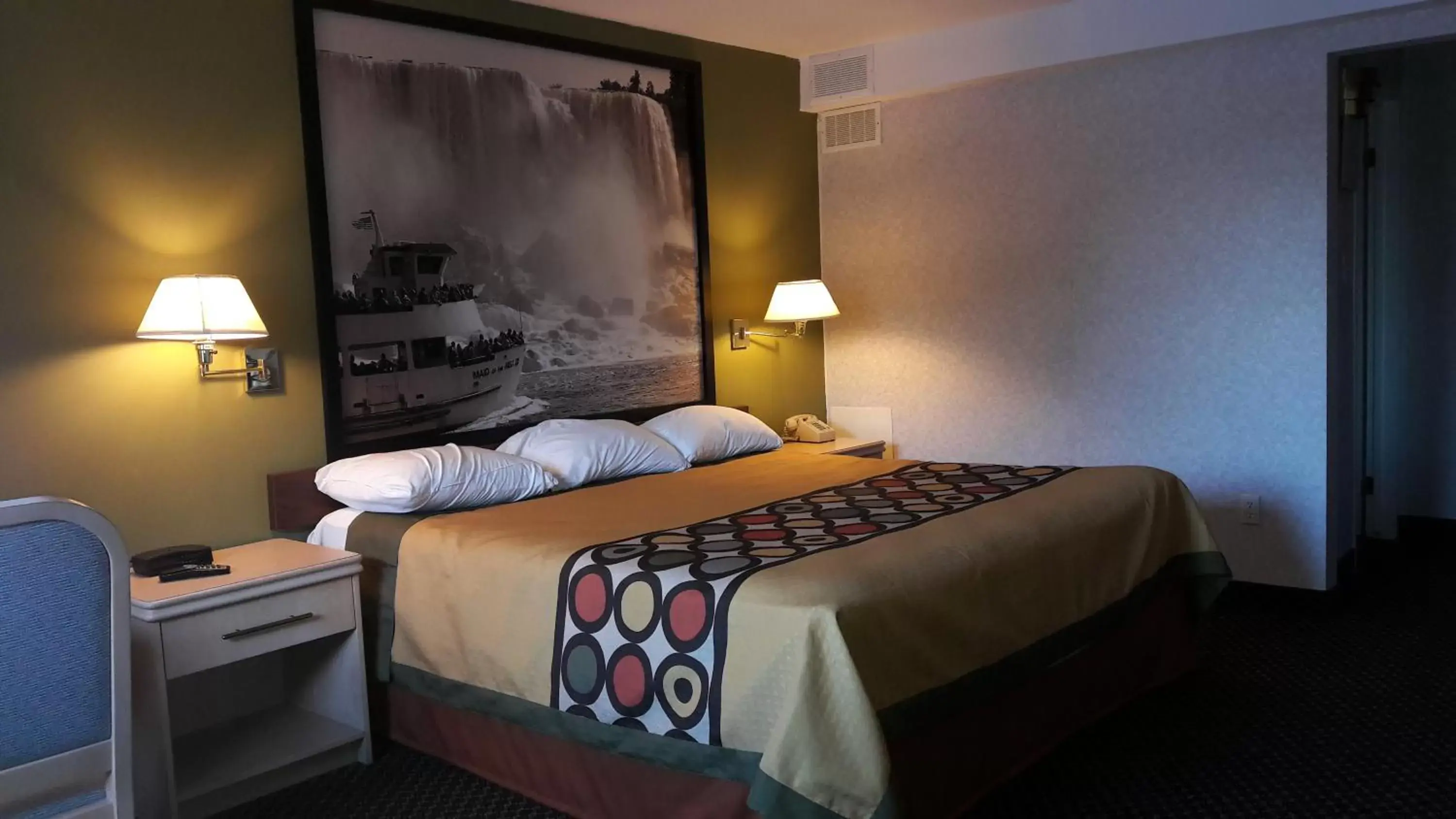 Bed in Super 8 by Wyndham Niagara Falls North