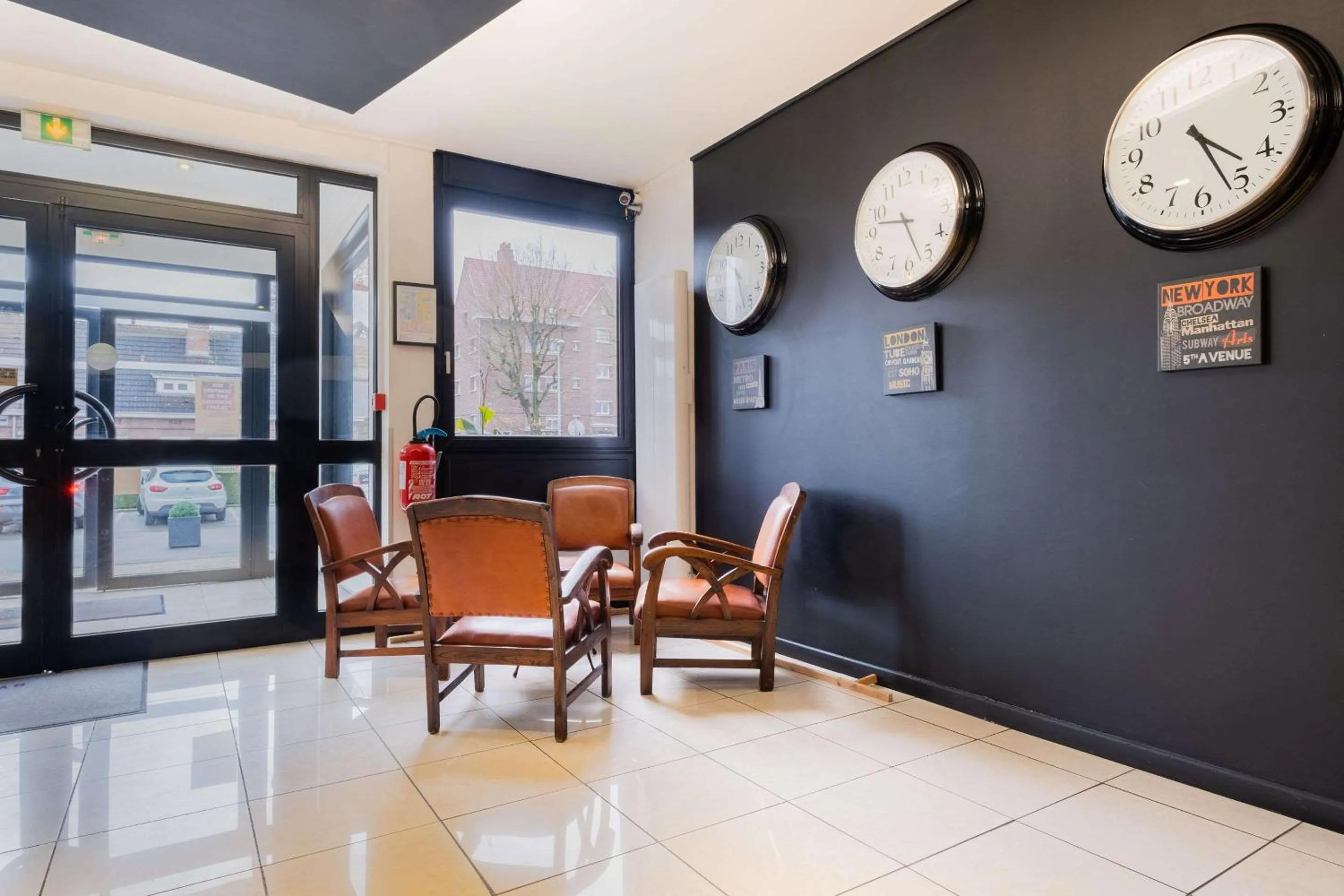 Lobby or reception in Comfort Hotel Lille L'Union