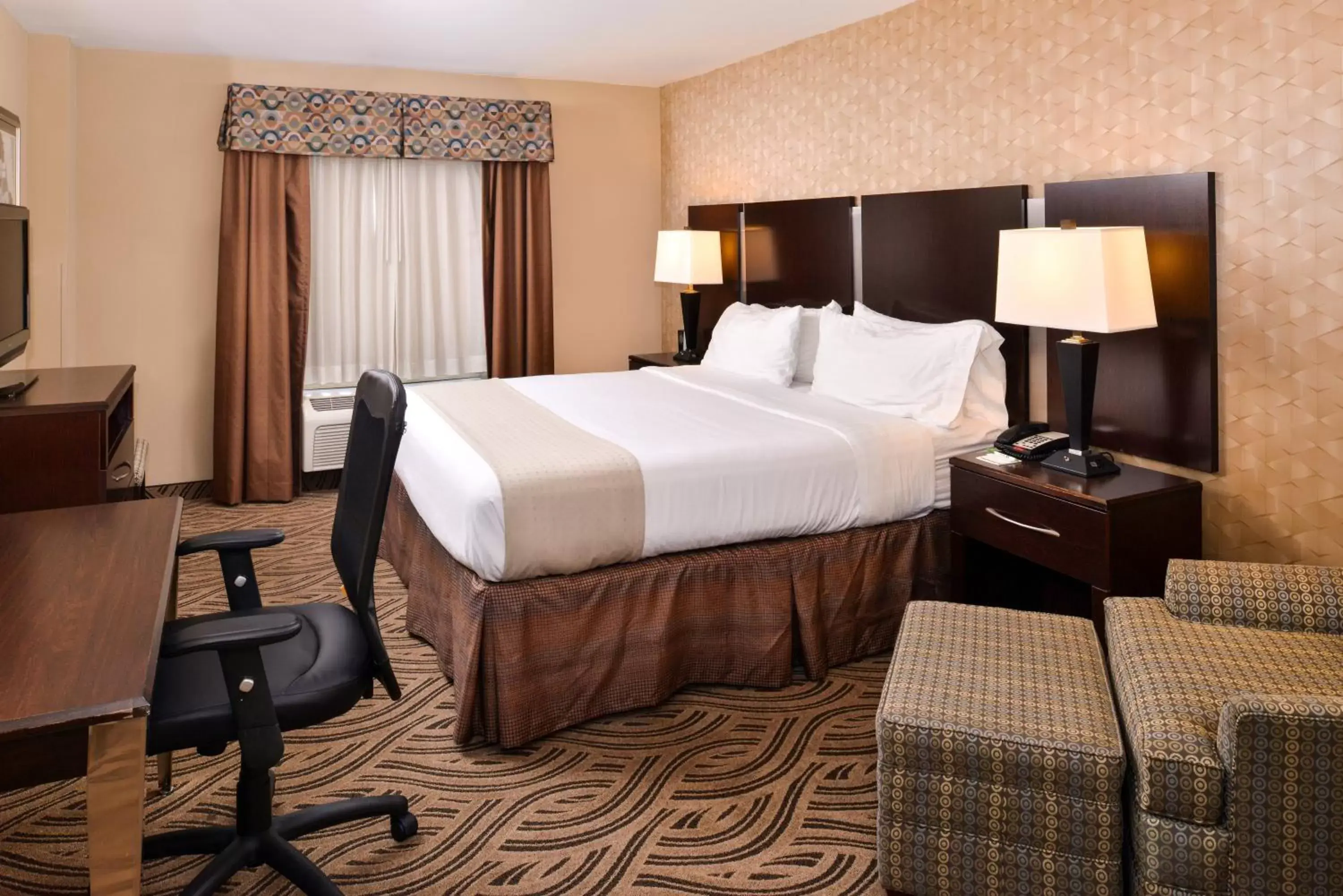 Photo of the whole room, Bed in Holiday Inn Fort Worth North- Fossil Creek, an IHG Hotel