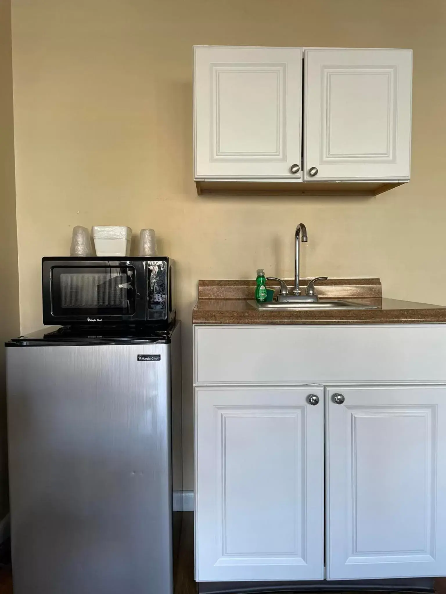 Kitchen/Kitchenette in Grand Beach Inn