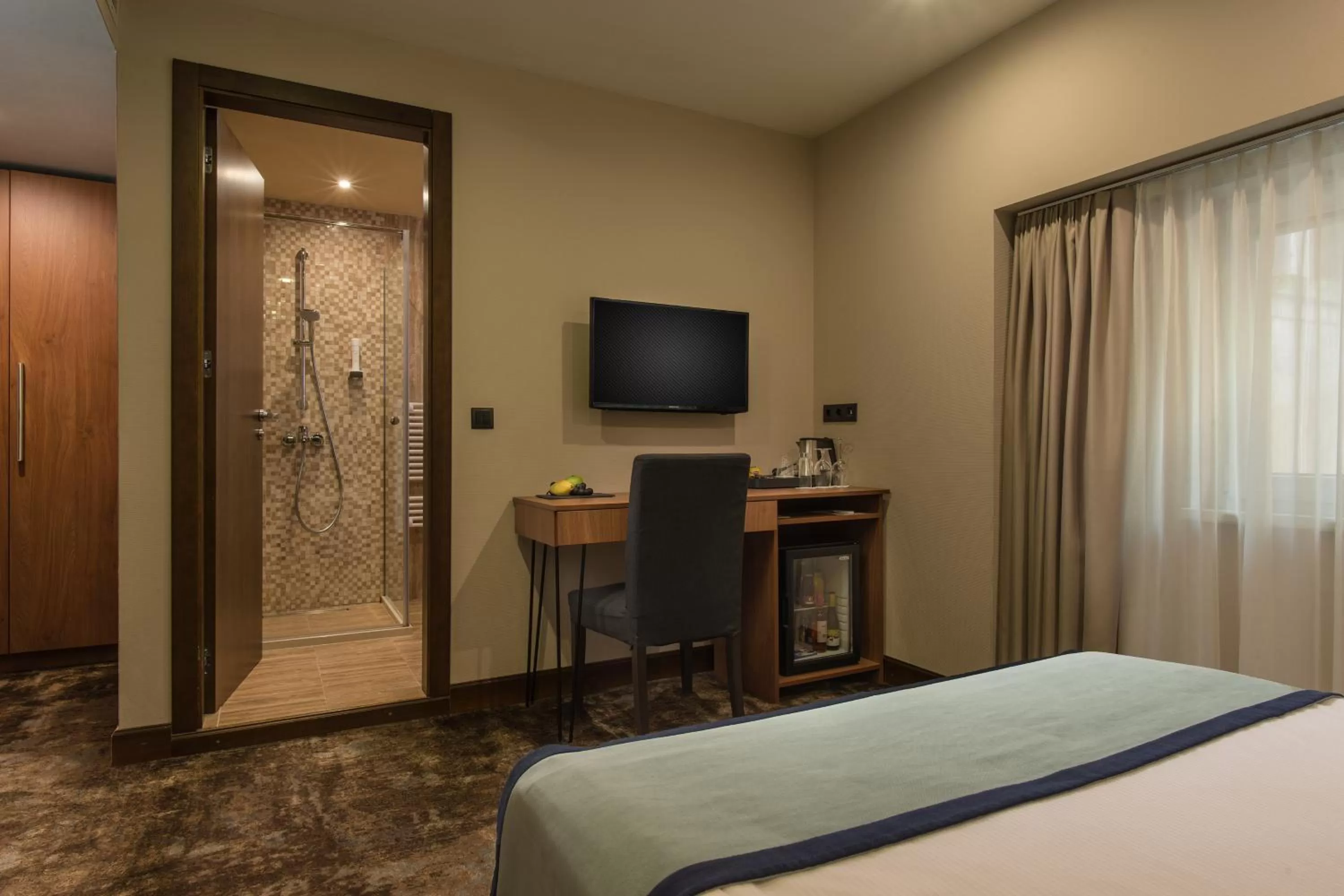 Bathroom, Bed in Rosslyn Thracia Hotel Sofia