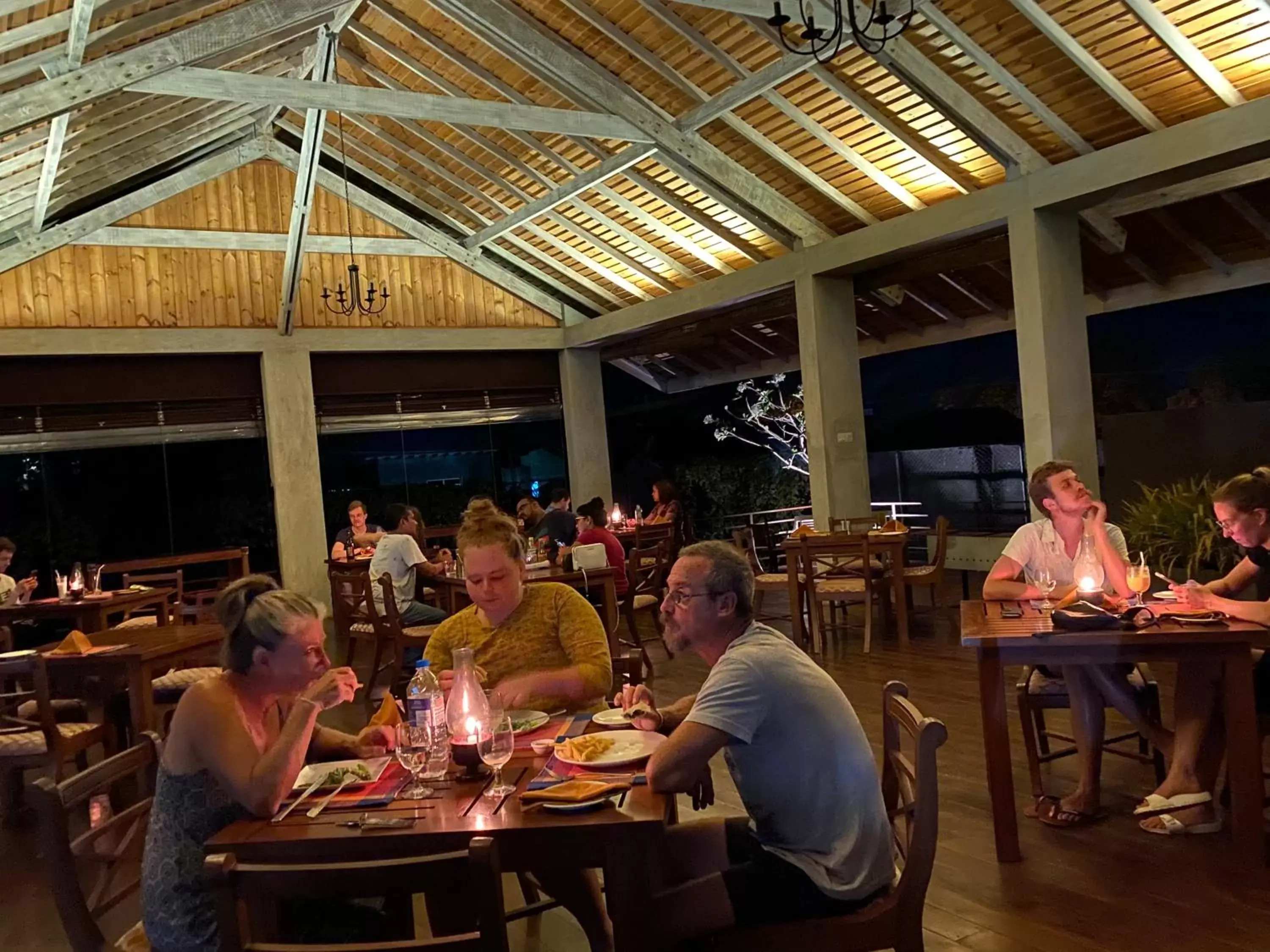 Restaurant/Places to Eat in Hotel Cloud 9 Negombo