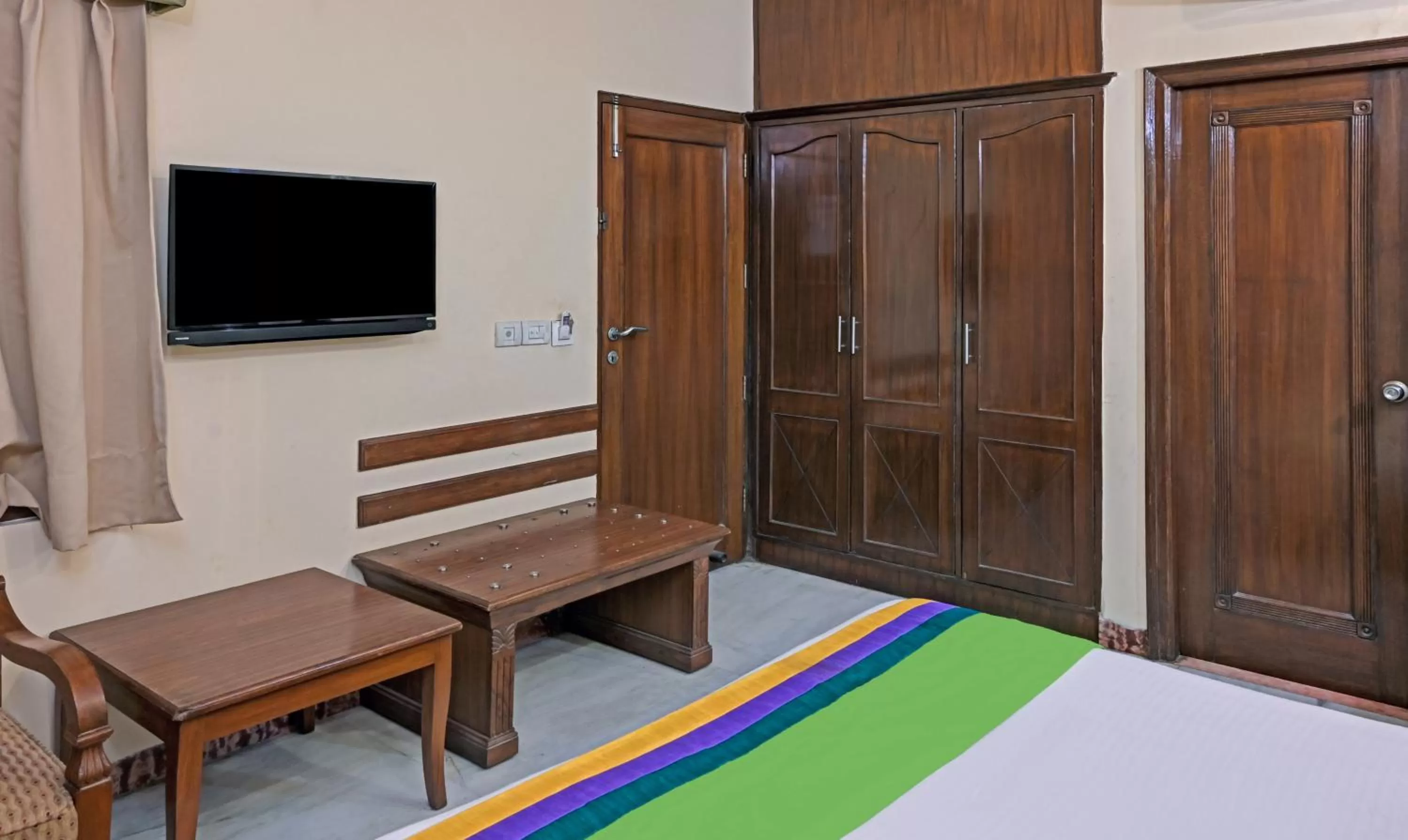 TV and multimedia in Itsy By Treebo - Auzone & Spa