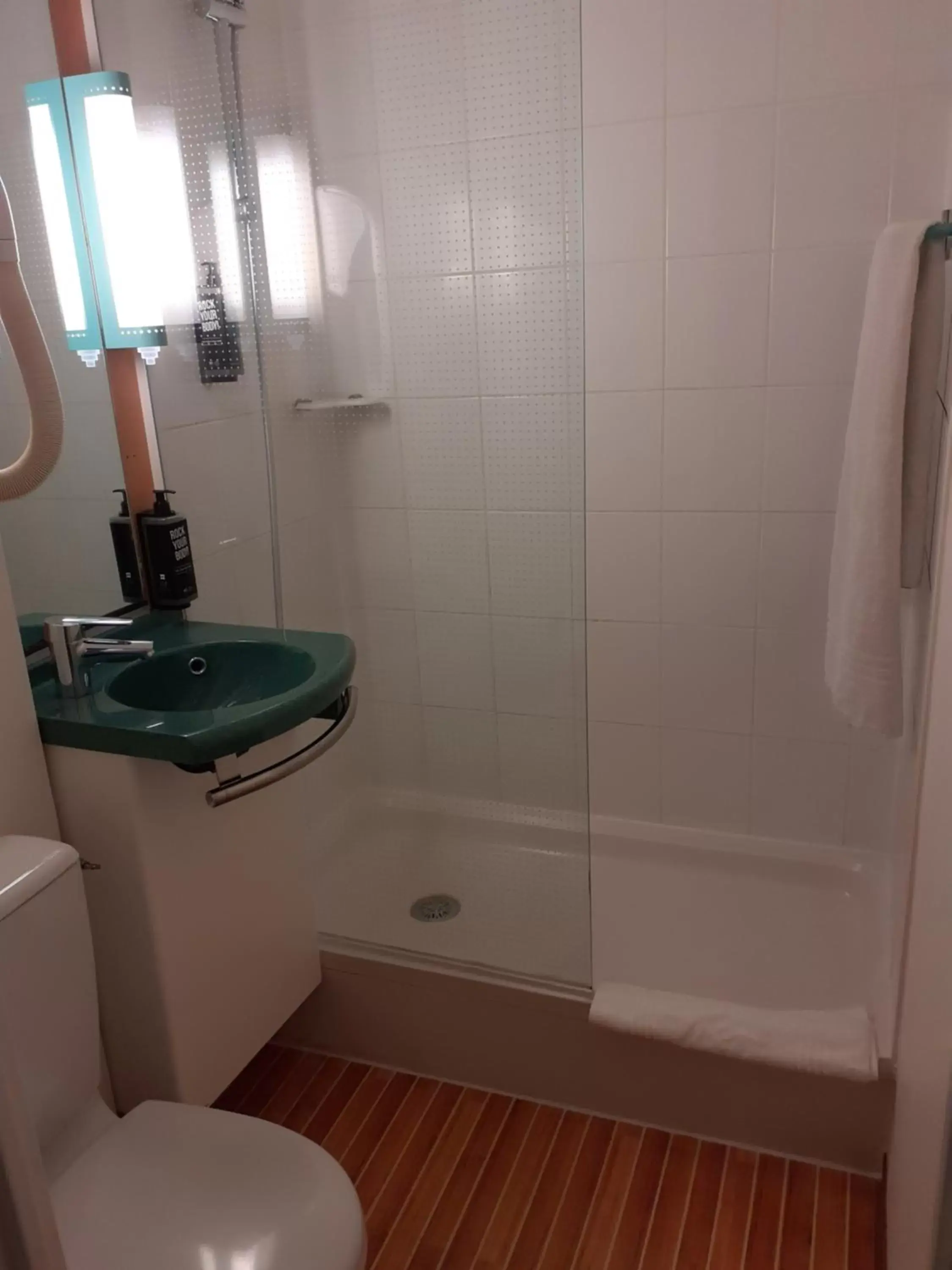 Shower, Bathroom in ibis Blois Vallée Maillard