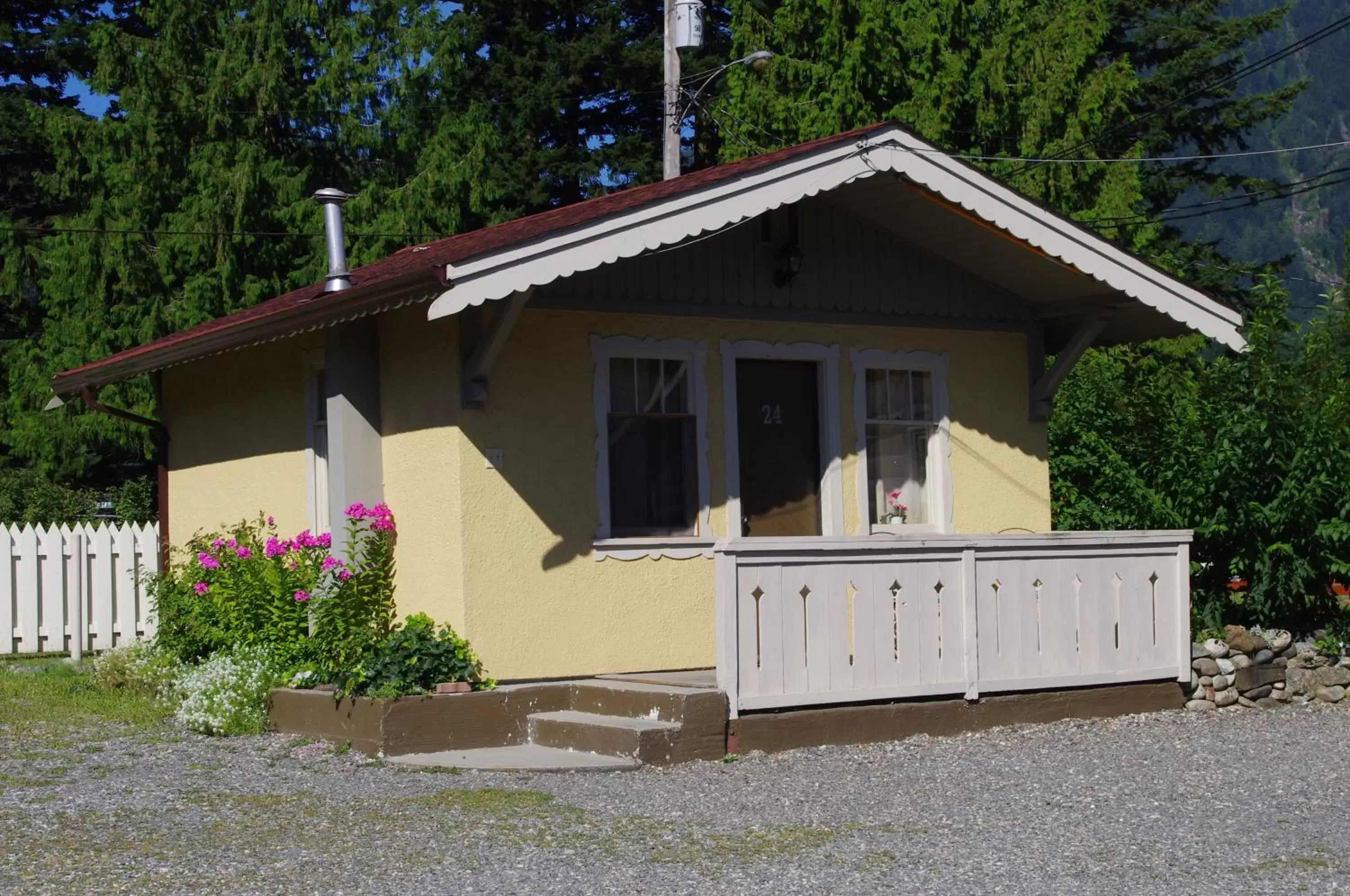 Property Building in Swiss Chalets Motel