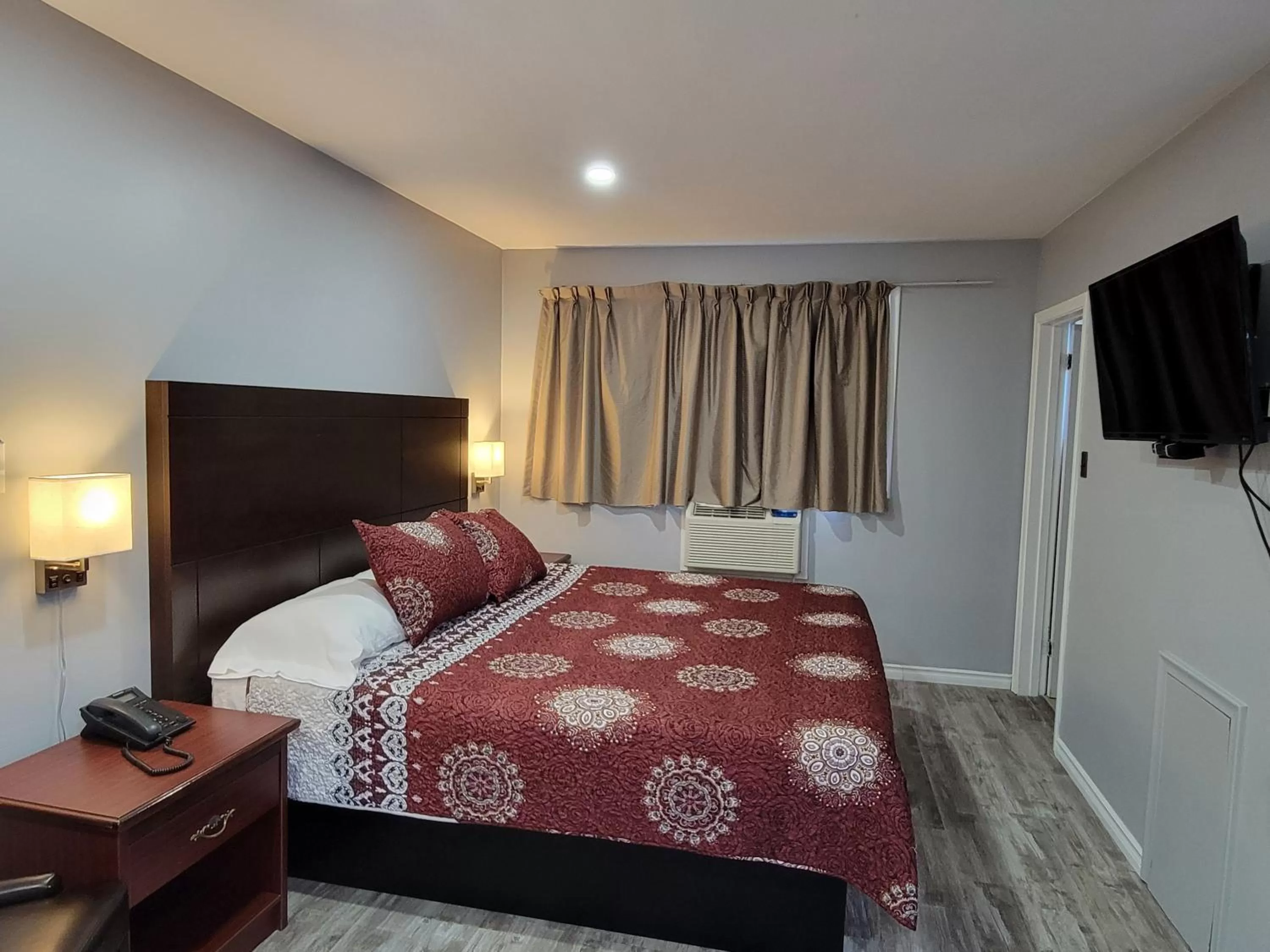 Bed in Knights Inn Cobourg