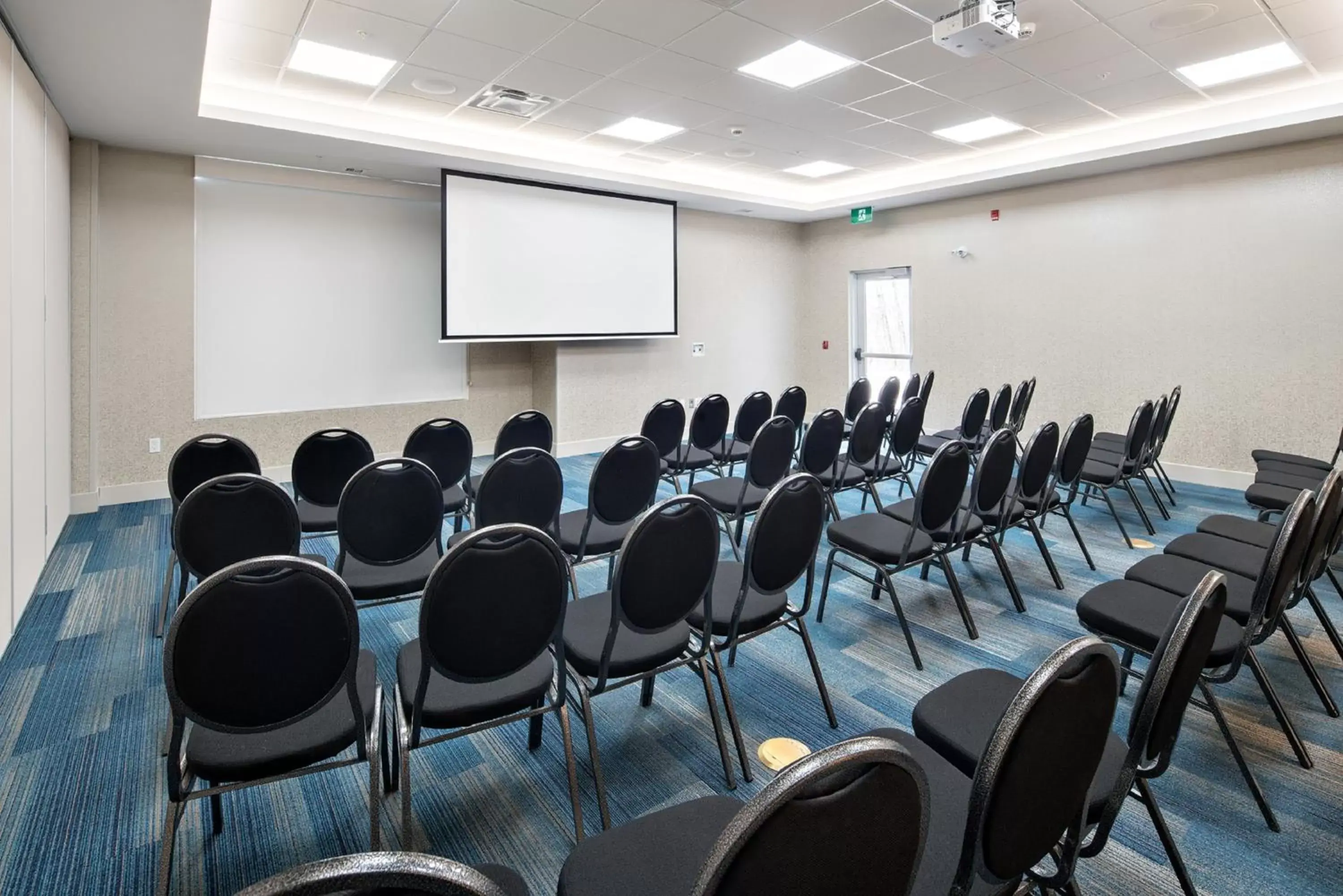 Meeting/conference room in Holiday Inn Express - Red Deer North, an IHG Hotel