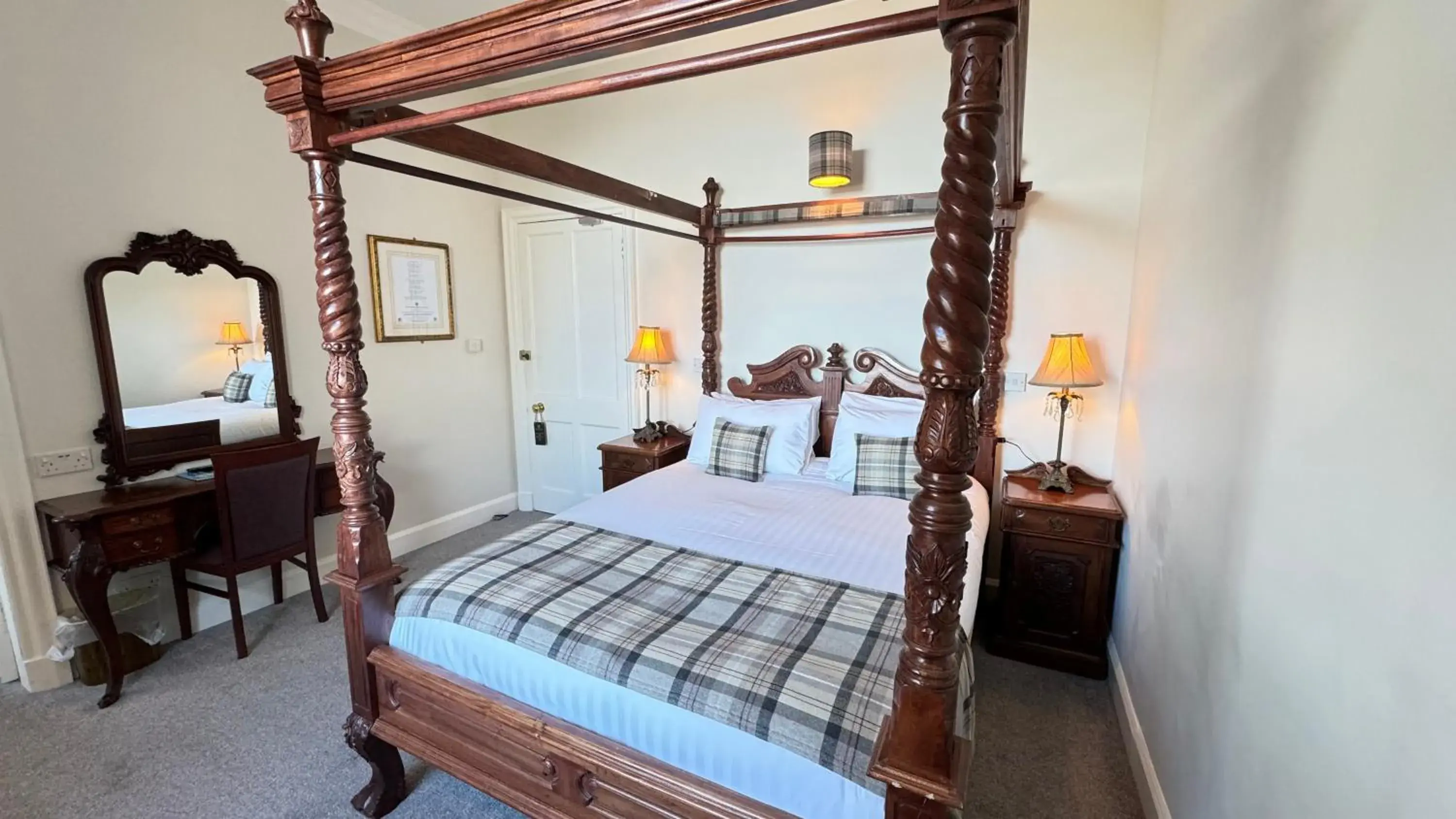 Property building, Bed in Invernairne Guest House