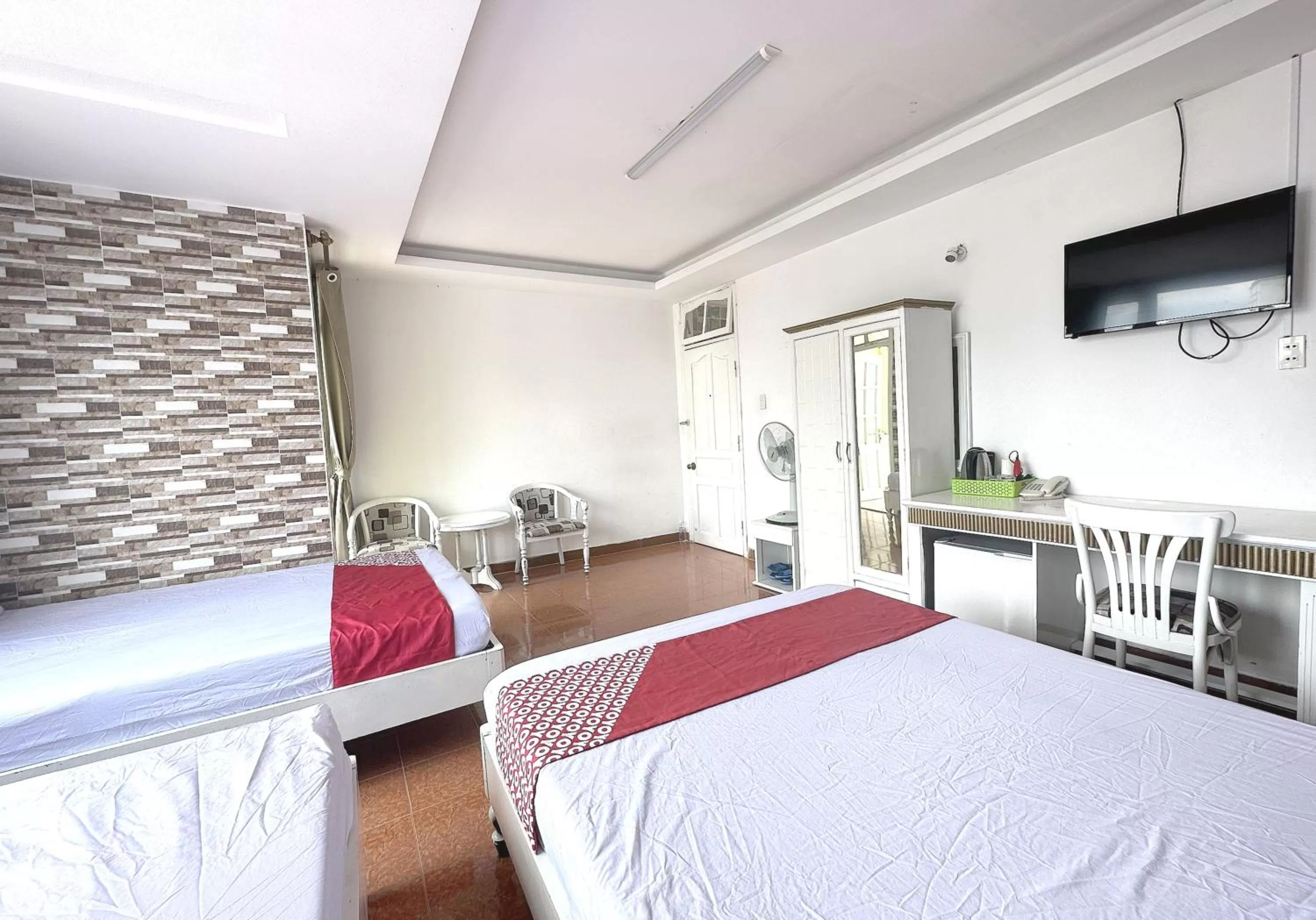 Photo of the whole room, Bed in OYO 1196 Le Vu Hotel