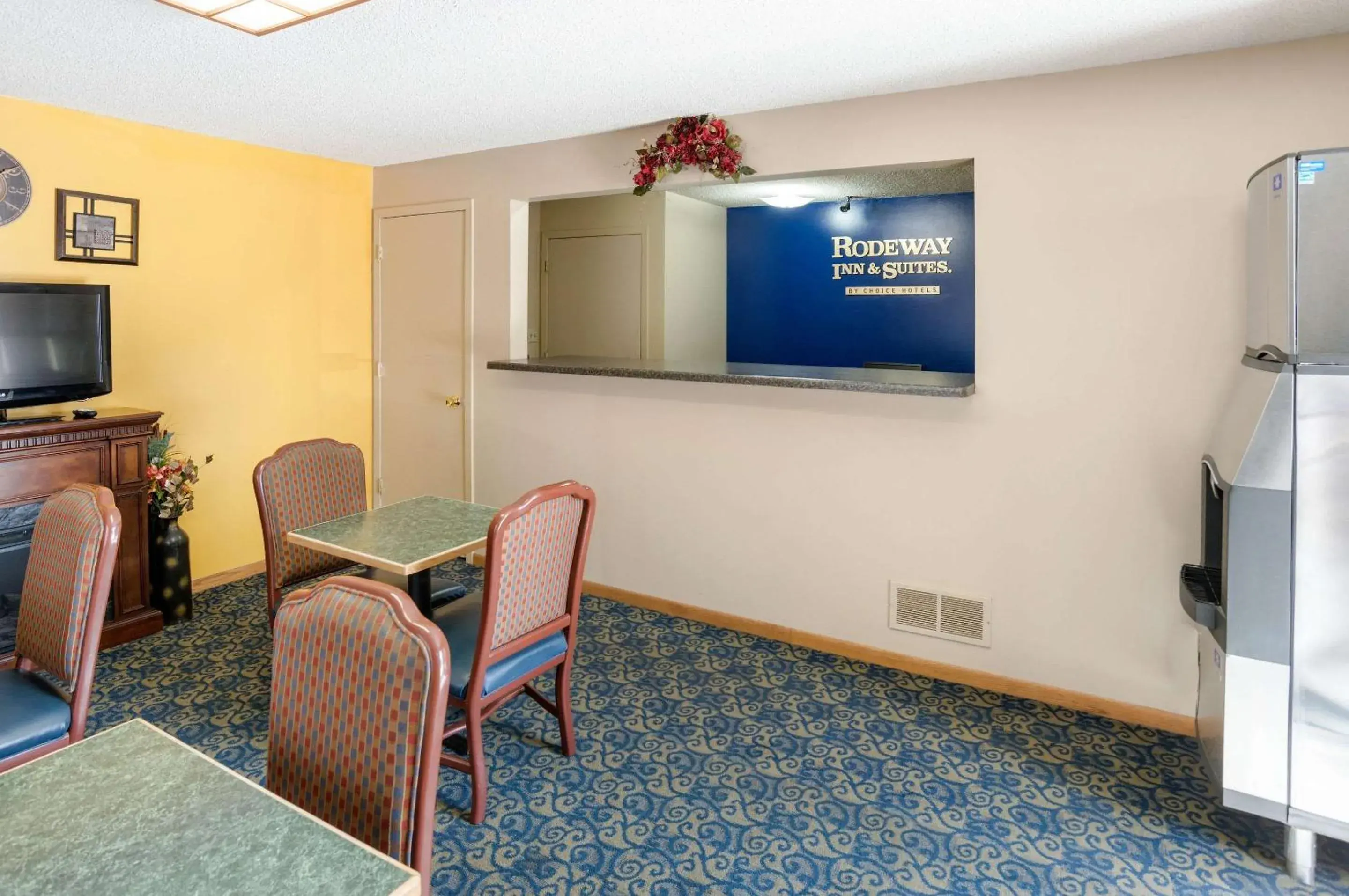 Lobby or reception, TV/Entertainment Center in Rodeway Inn & Suites Austin