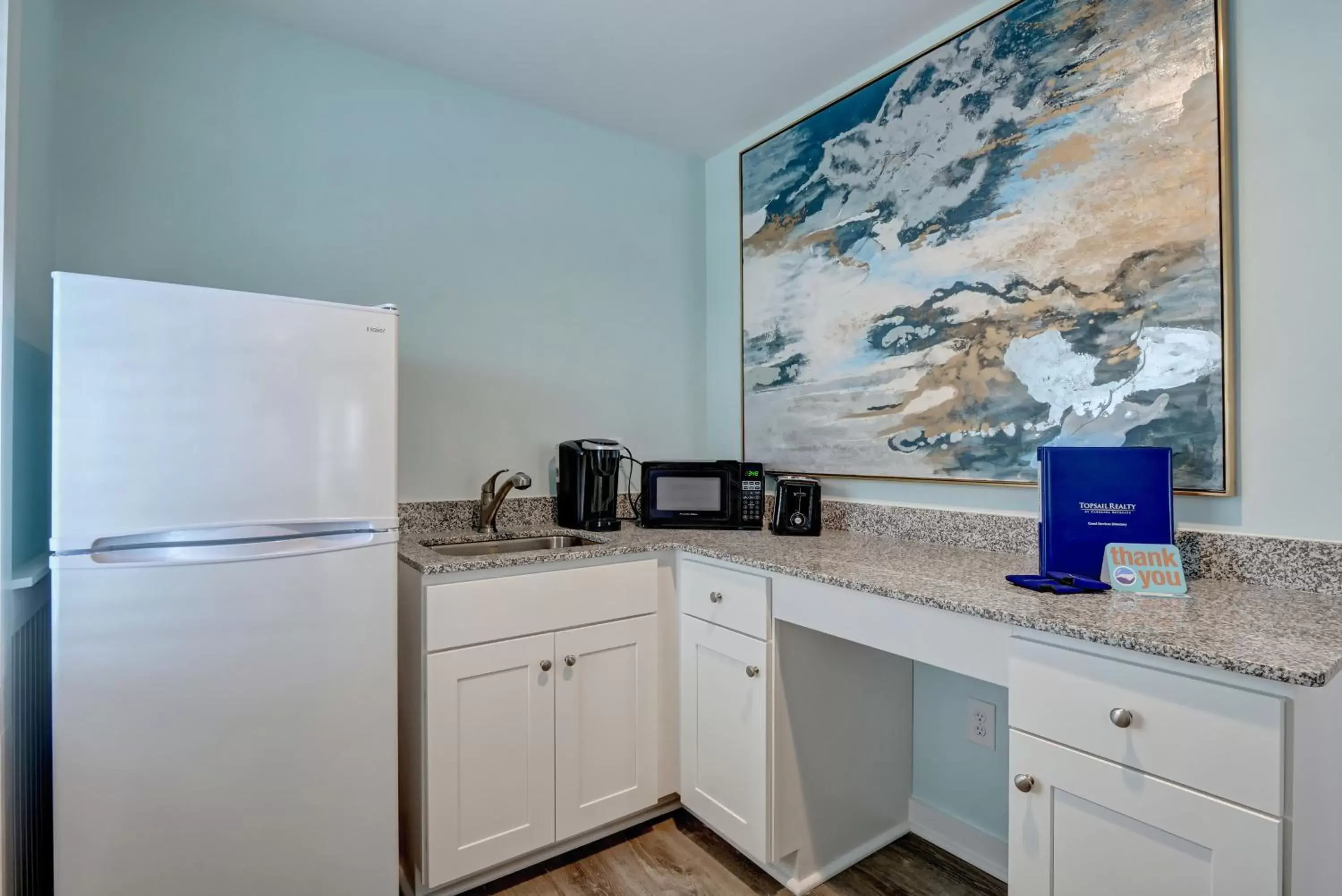 Property building, Kitchen/Kitchenette in Loggerhead Inn and Suites by Carolina Retreats