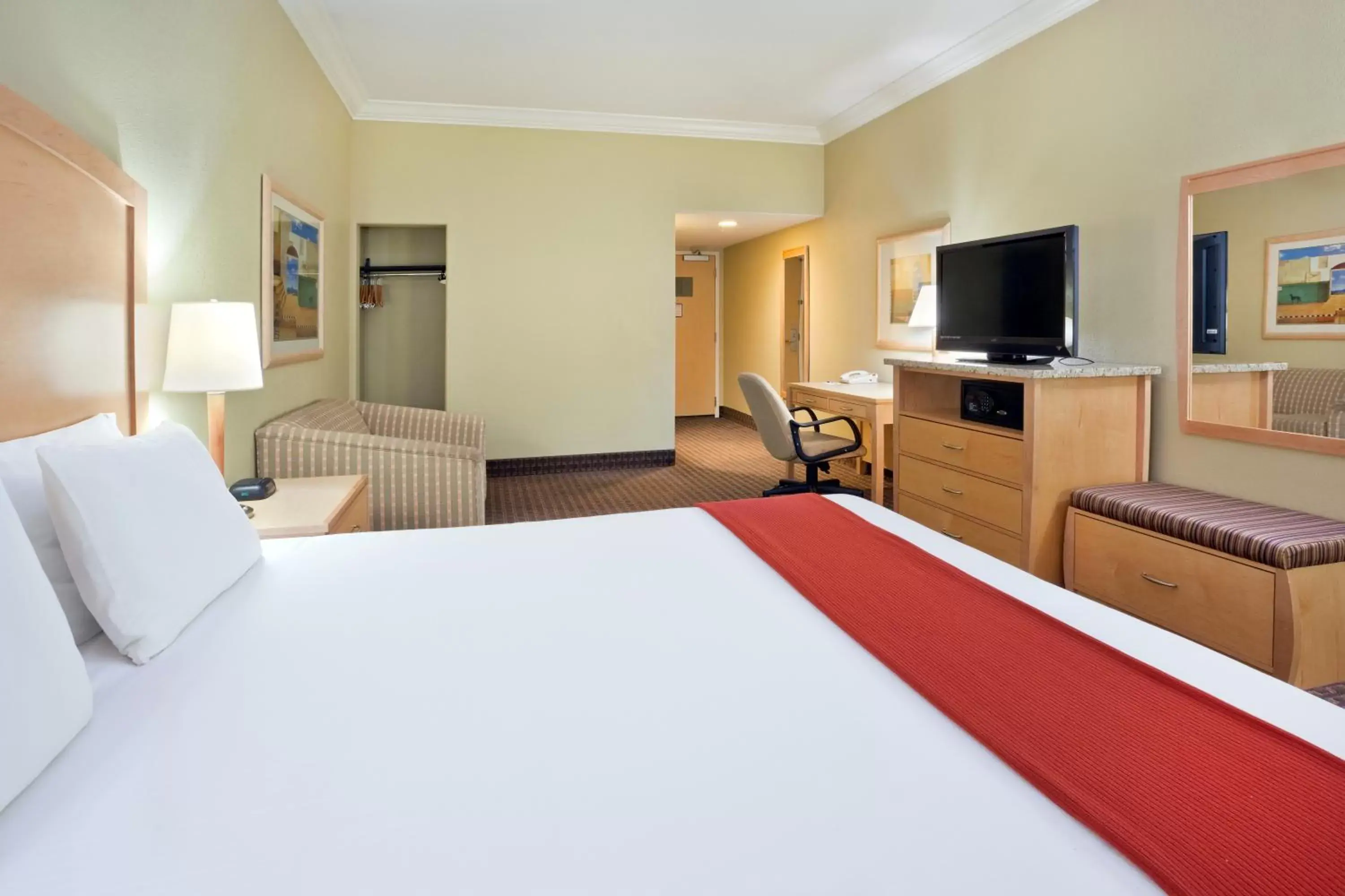 Photo of the whole room, Bed in Holiday Inn Express Hotel & Suites Vacaville, an IHG Hotel