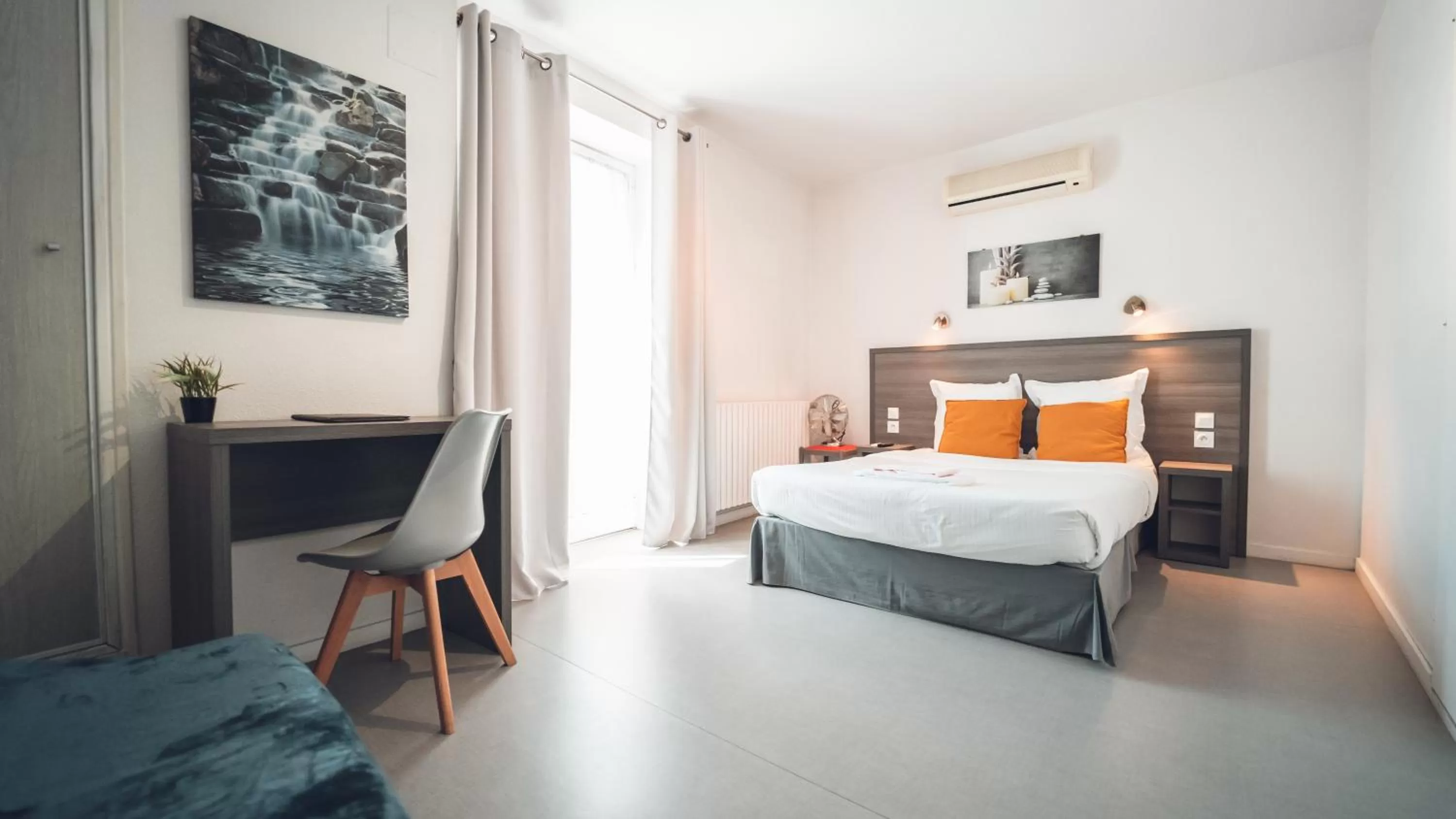 Bed in Logis Hôtel Vuillot