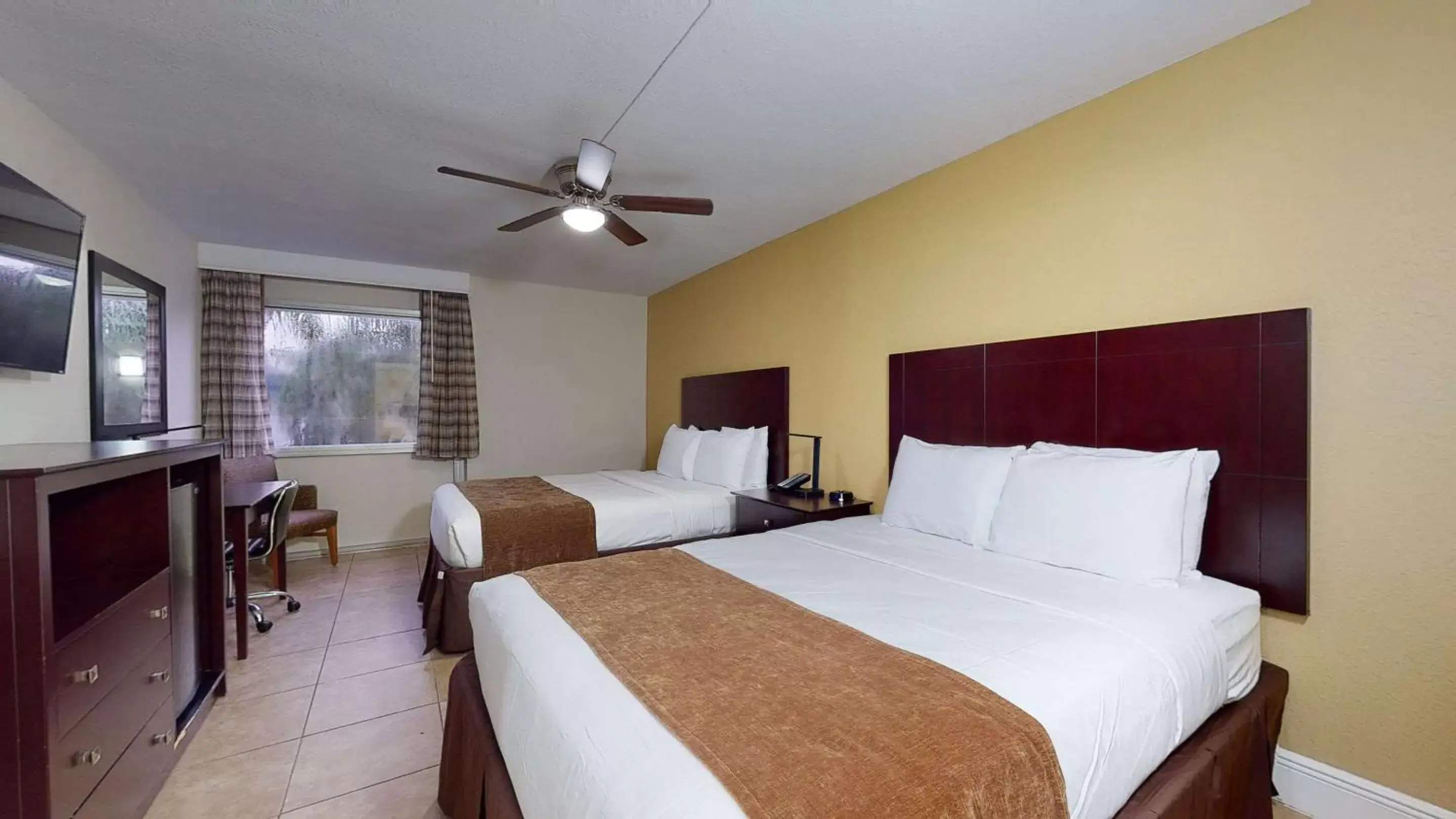 Bedroom, Bed in Rodeway Inn & Suites Fort Lauderdale Airport & Cruise Port