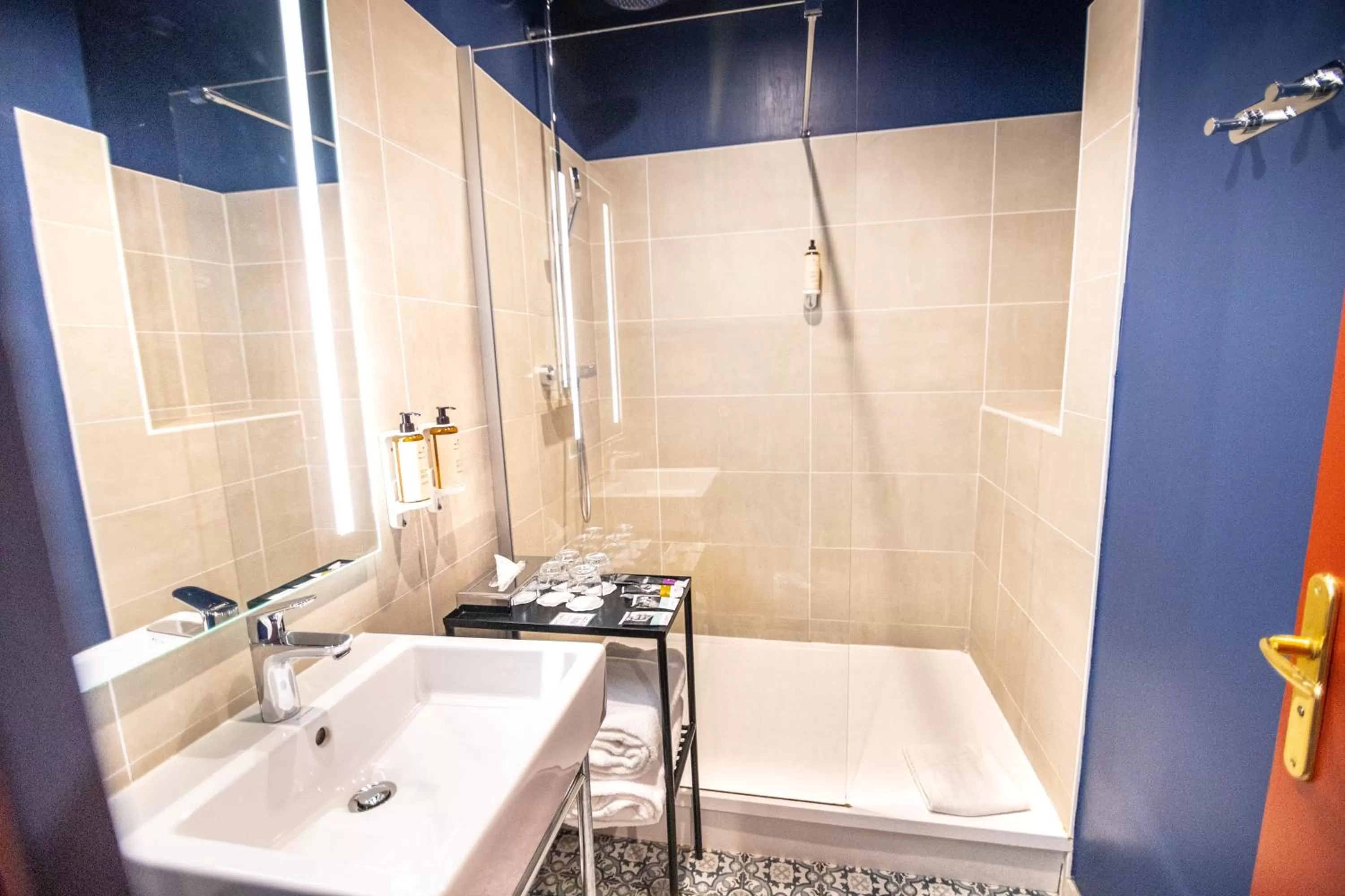Shower in Hôtel Mercure Rochefort La Corderie Royale