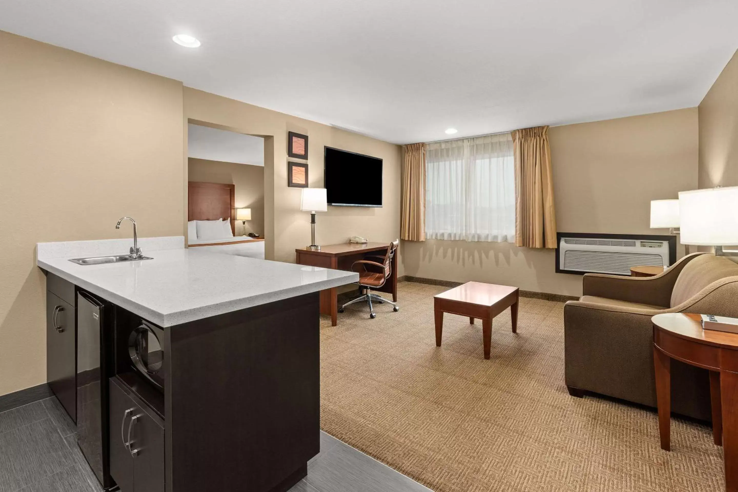 Photo of the whole room, Kitchen/Kitchenette in Comfort Inn & Suites Beaverton - Portland West