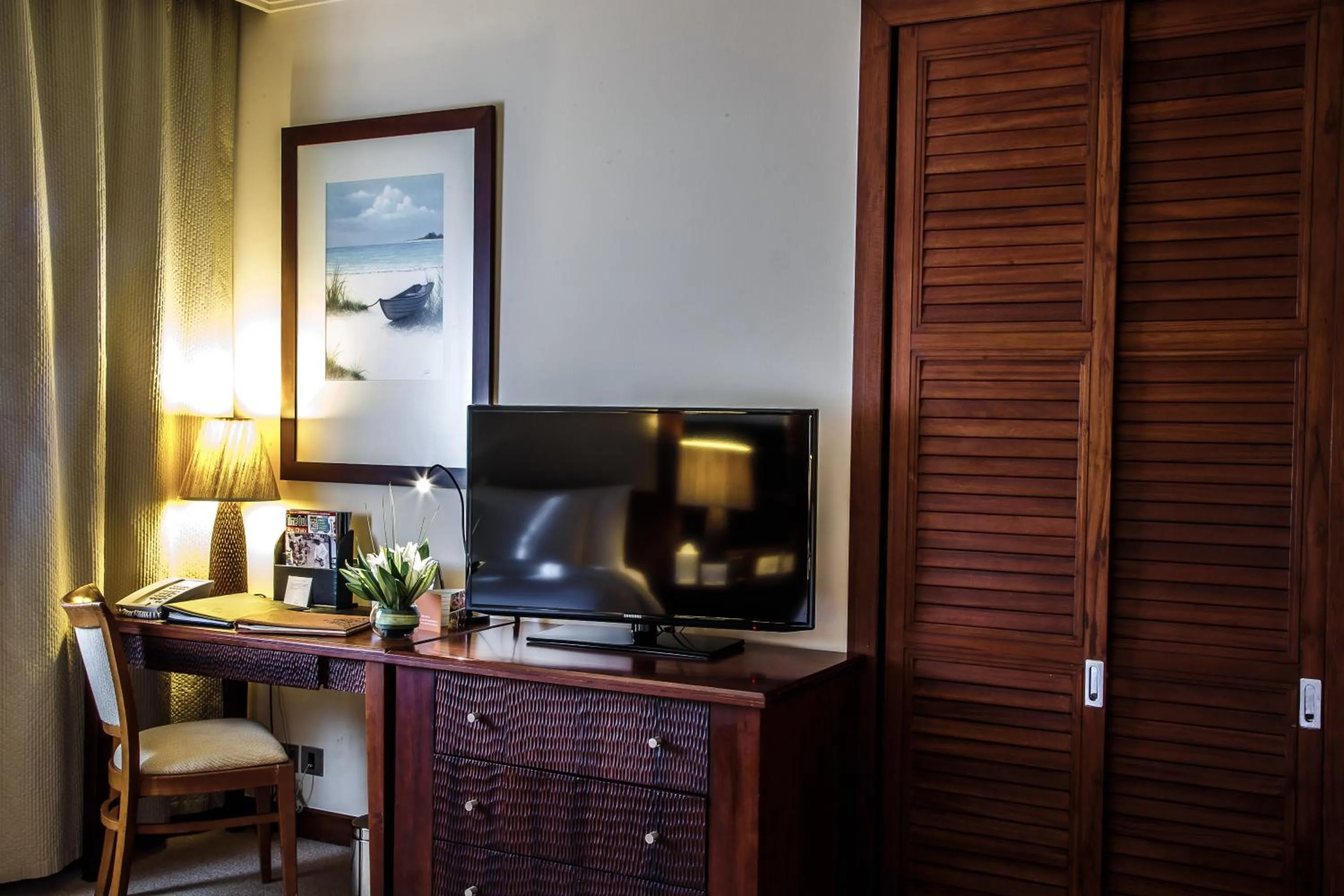 TV and multimedia in Danat Jebel Dhanna Resort