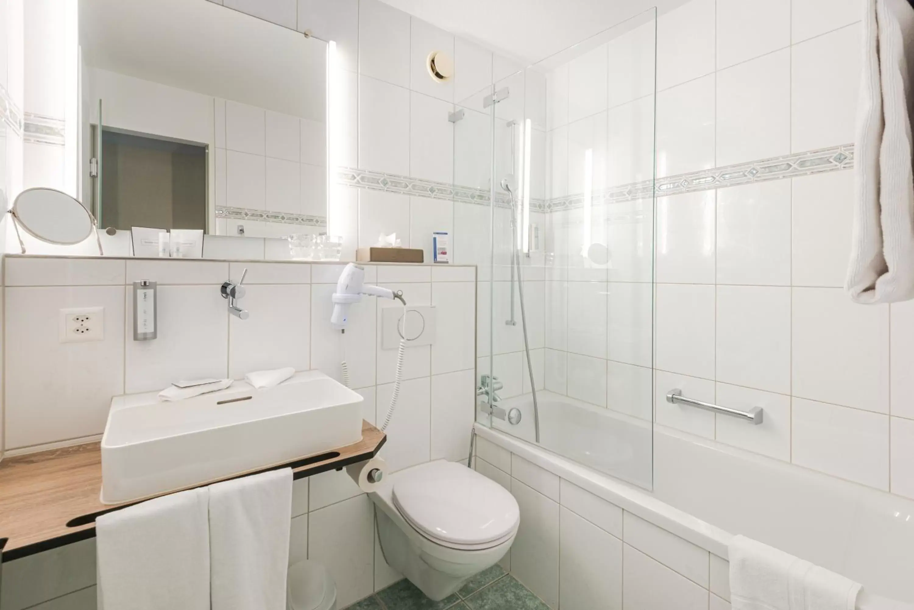 Bathroom in Metropole Swiss Quality Hotel