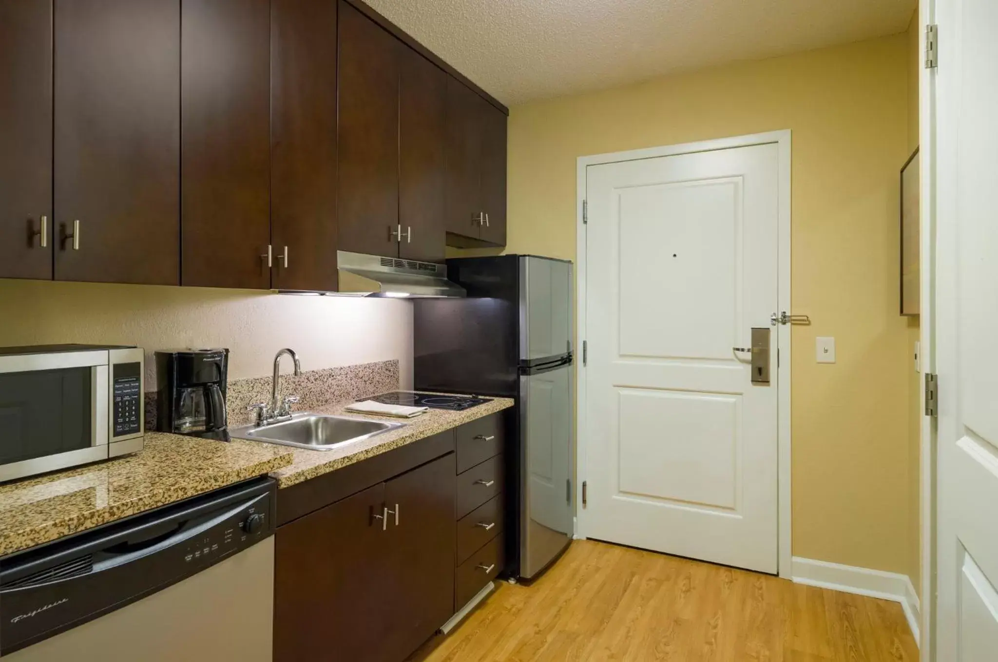 Photo of the whole room, Kitchen/Kitchenette in TownePlace Suites by Marriott Harrisburg Hershey