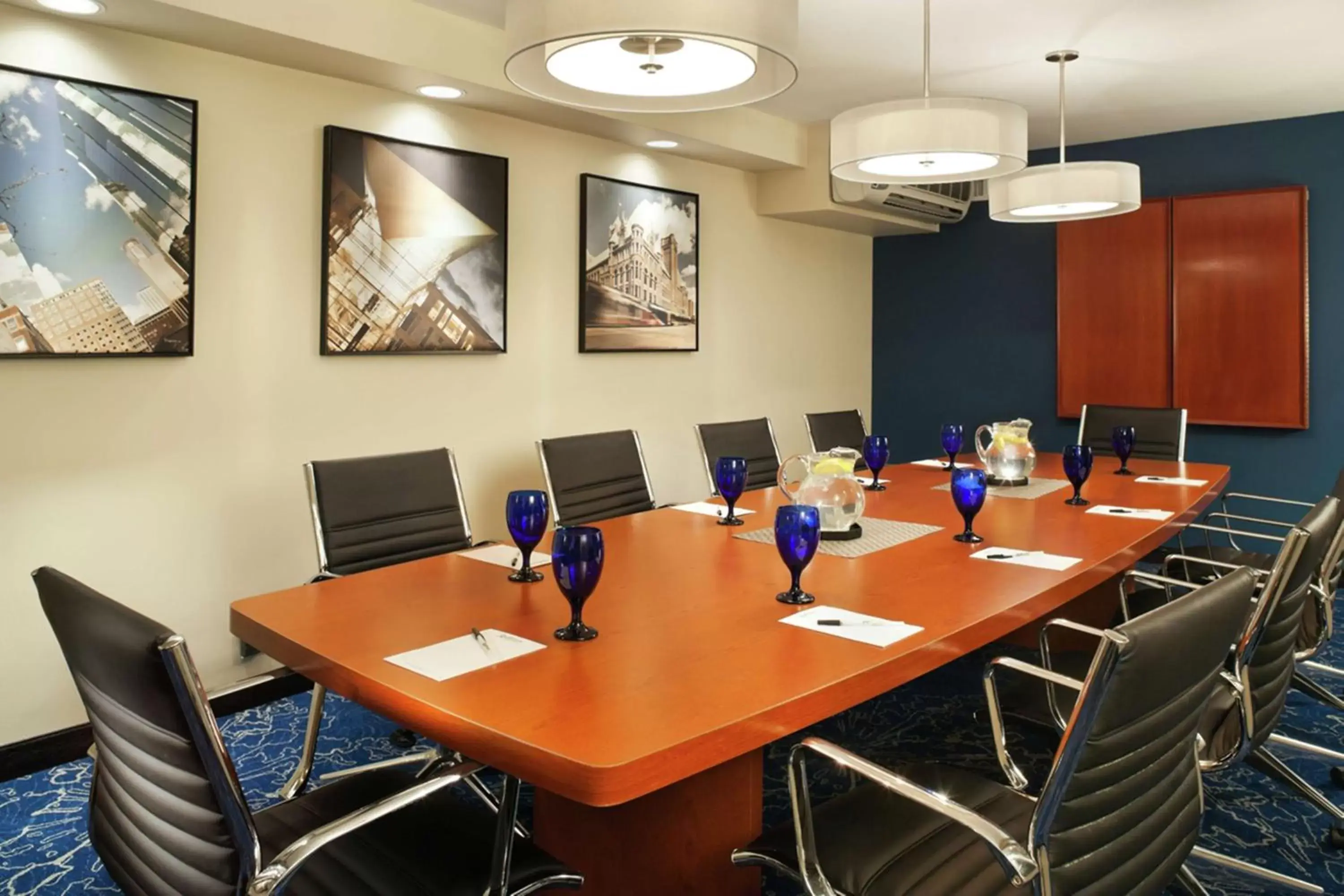 Meeting/conference room in DoubleTree by Hilton Roseville Minneapolis