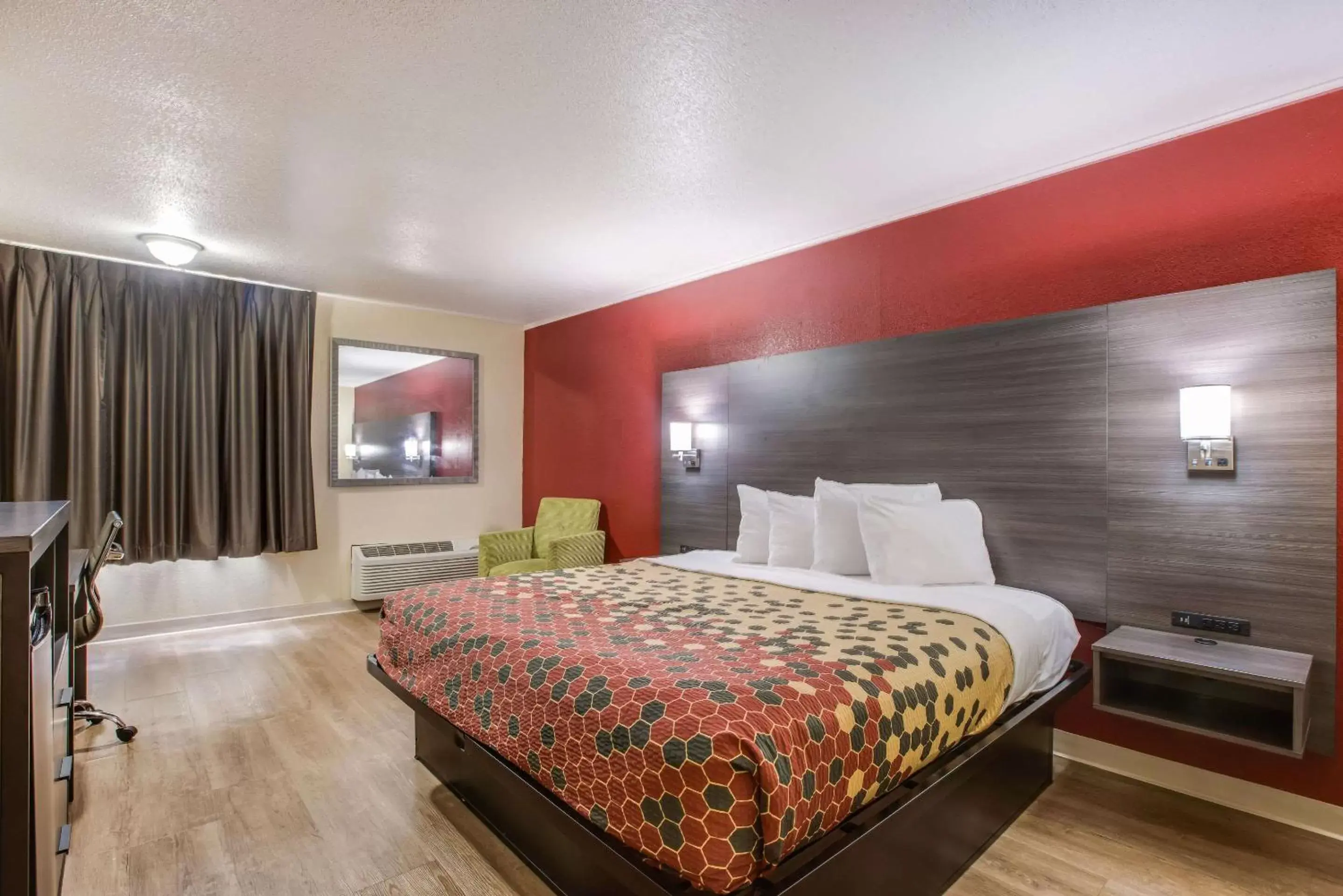 Photo of the whole room, Bed in Econo Lodge Garden City - Savannah Photo of the whole room, Bed in Econo Lodge Garden City - Savannah