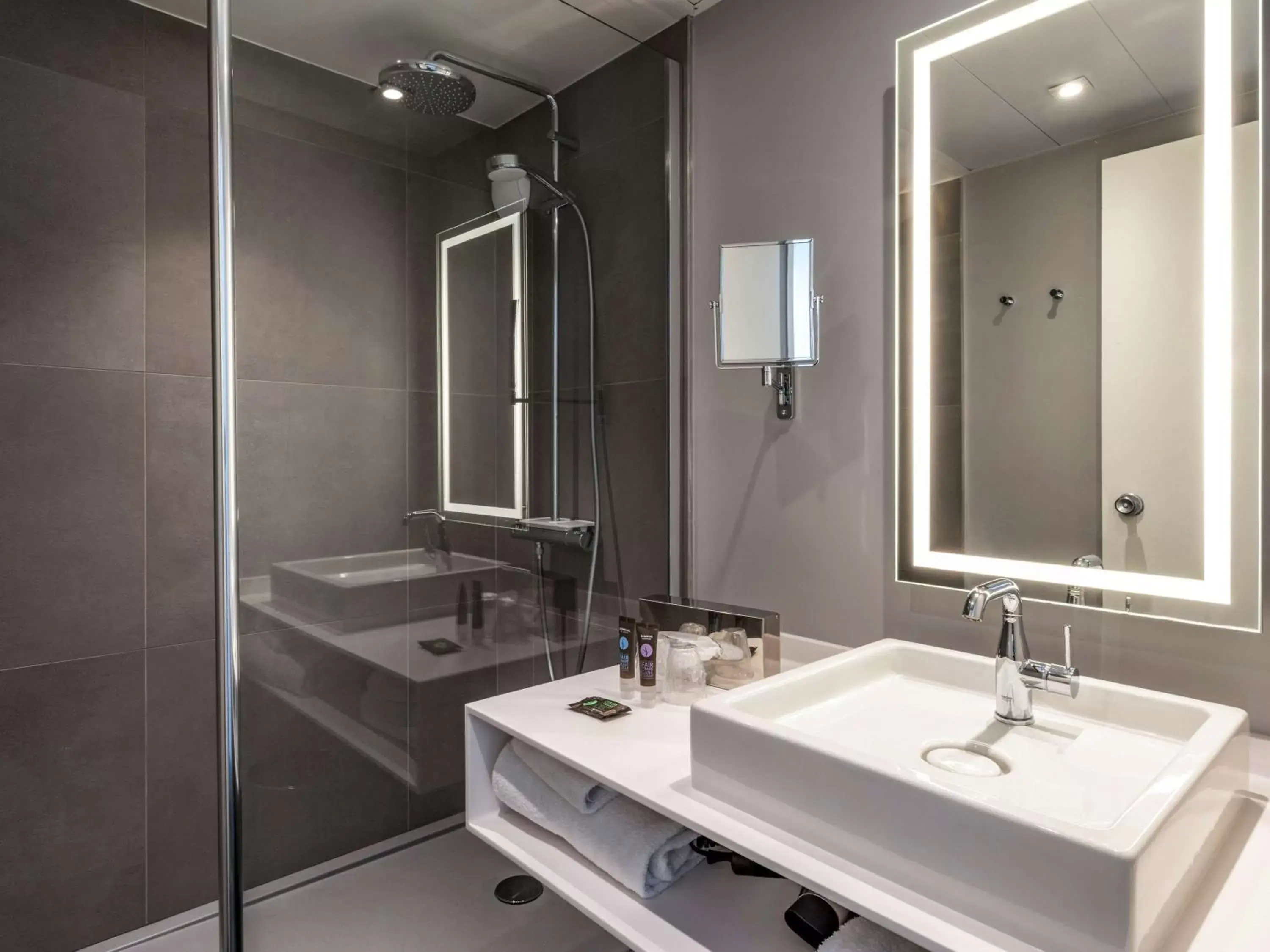 Photo of the whole room, Bathroom in Novotel Evry Courcouronnes