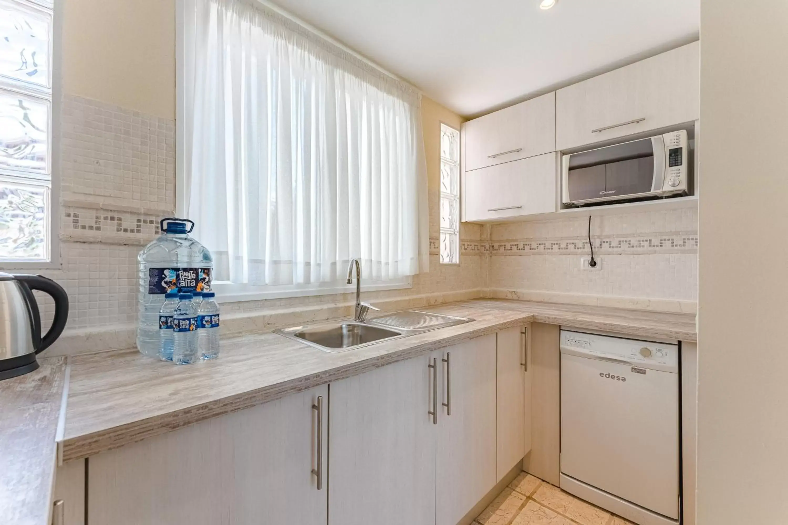 Kitchen or kitchenette, Kitchen/Kitchenette in Flamingo Suites Boutique Hotel