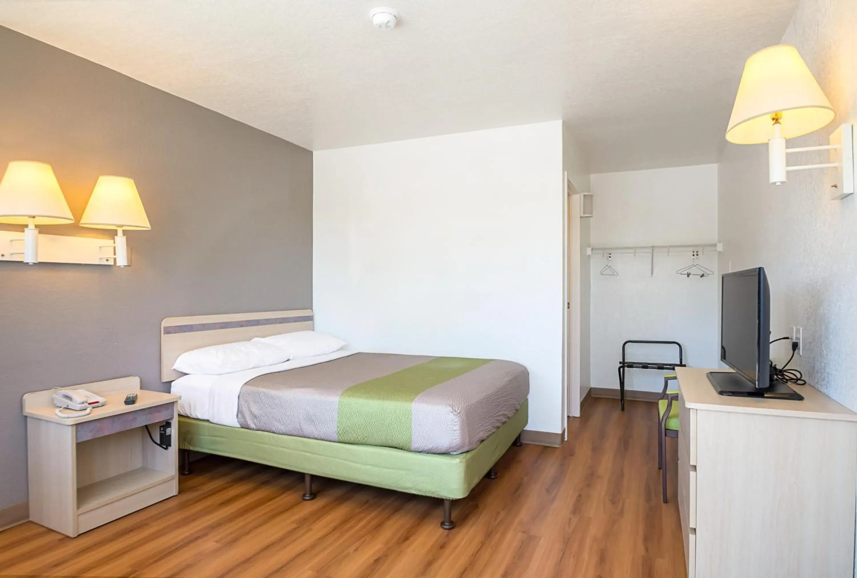 Bedroom, Bed in Motel 6-Pueblo, CO - I-25