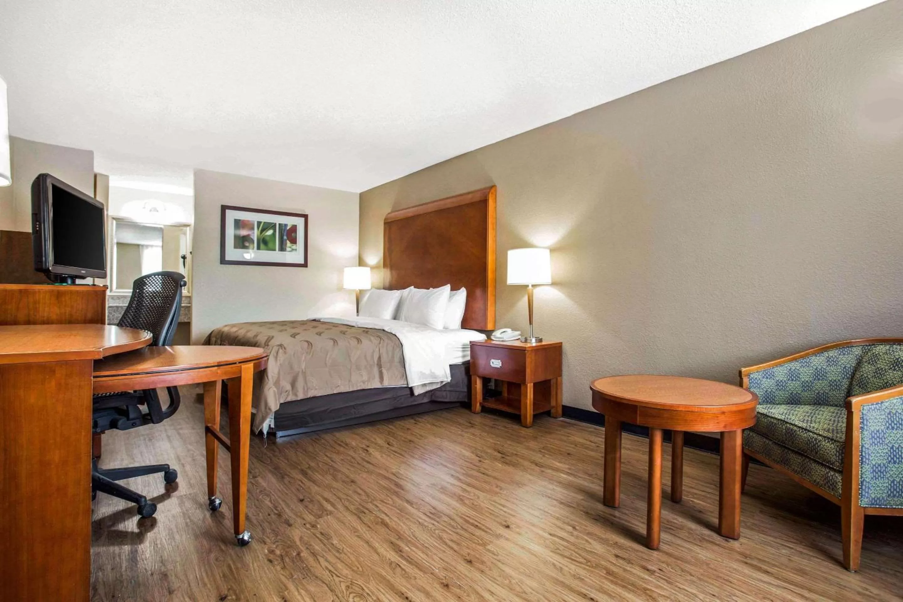Photo of the whole room, Bed in Quality Inn & Suites University Area