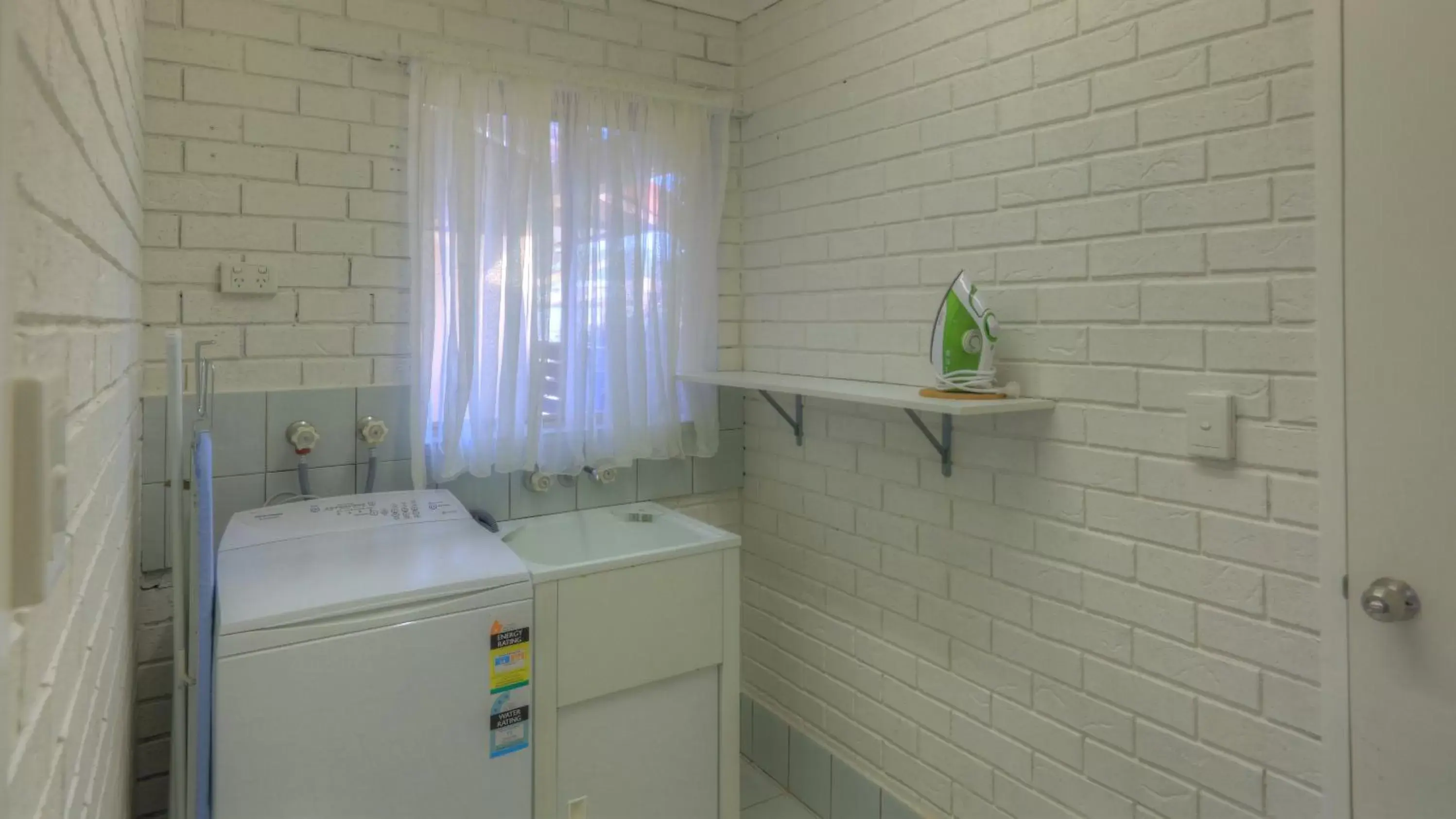Kitchen or kitchenette, Bathroom in Yamba Motor Inn