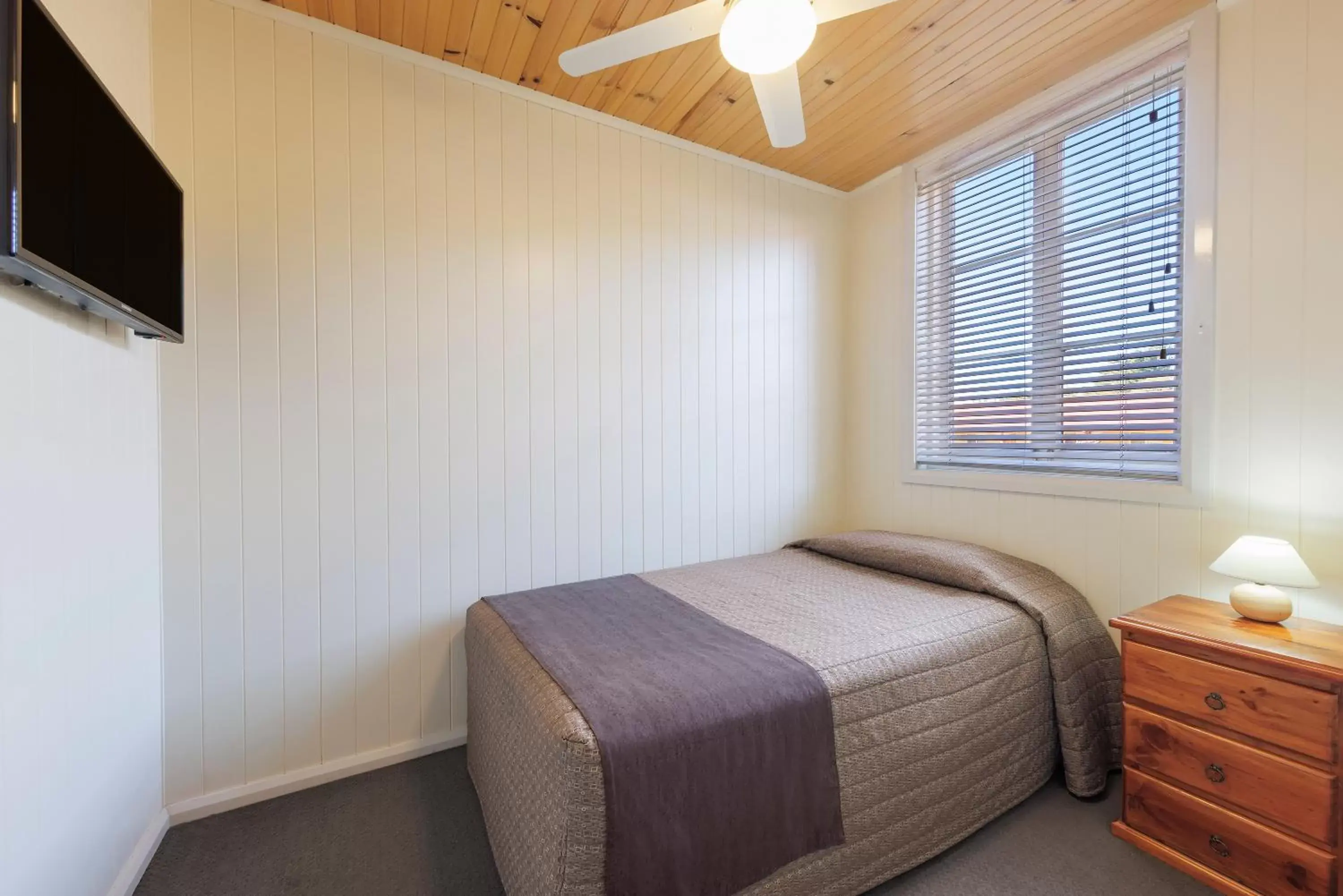 Bedroom, Bed in Black Gold Motel