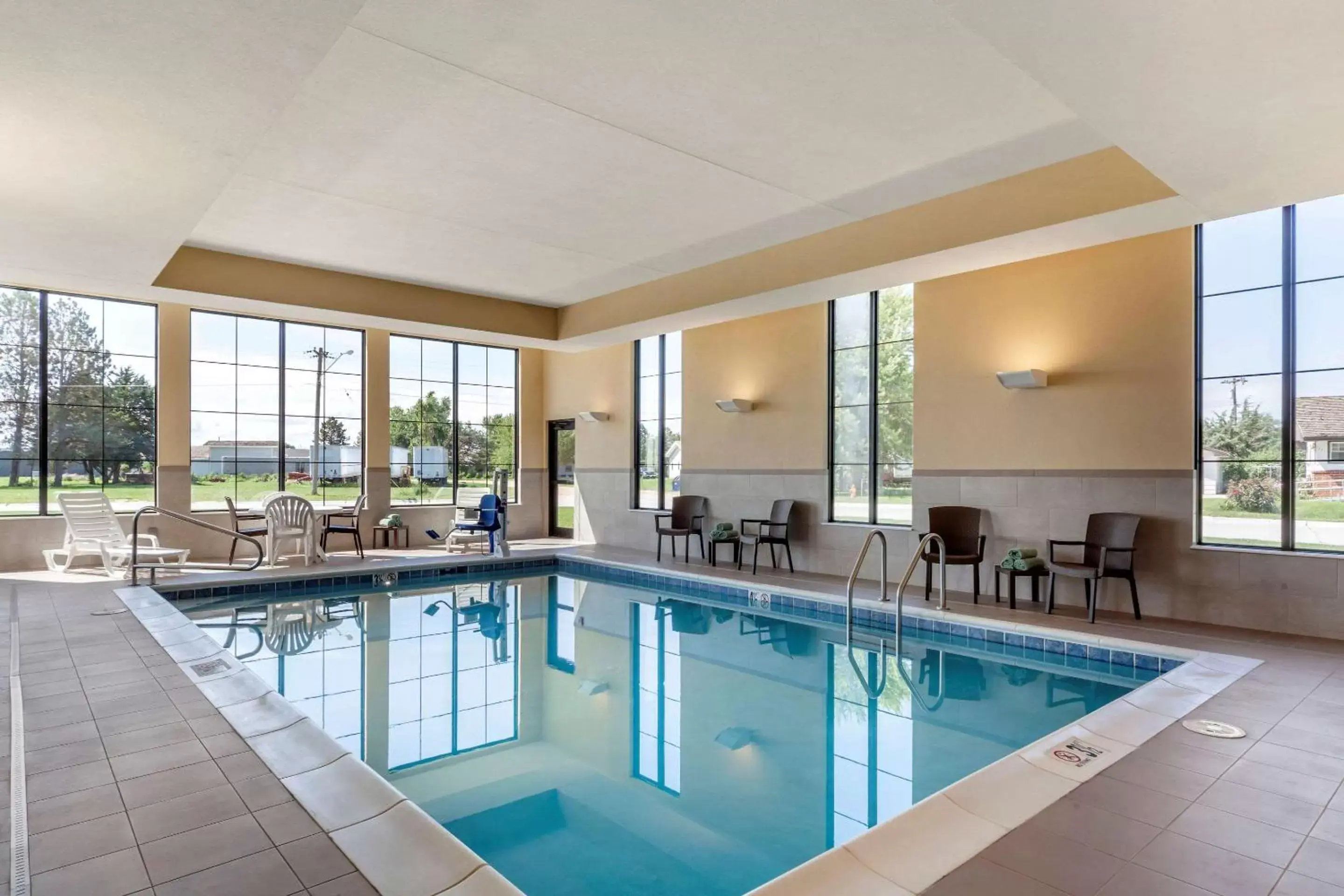 Swimming Pool in Comfort Suites Grand Island