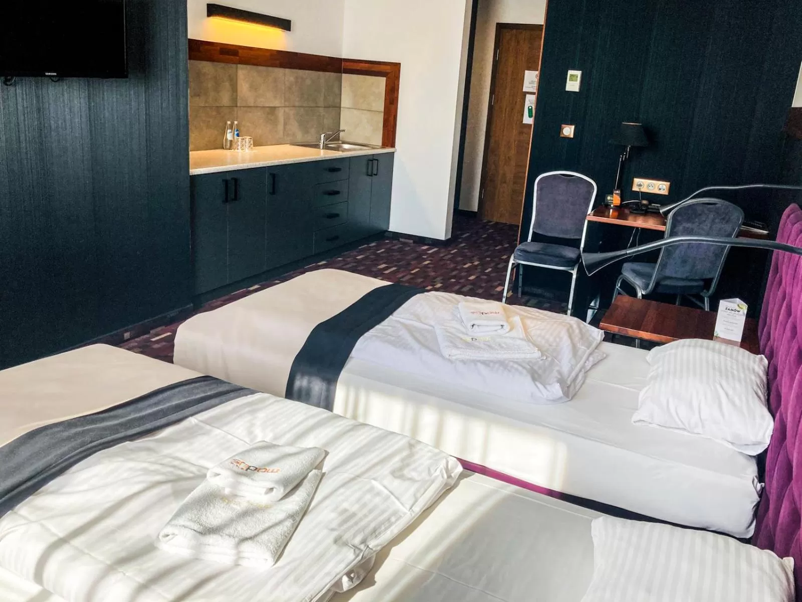 Kitchen or kitchenette, Bed in Hotel Modus