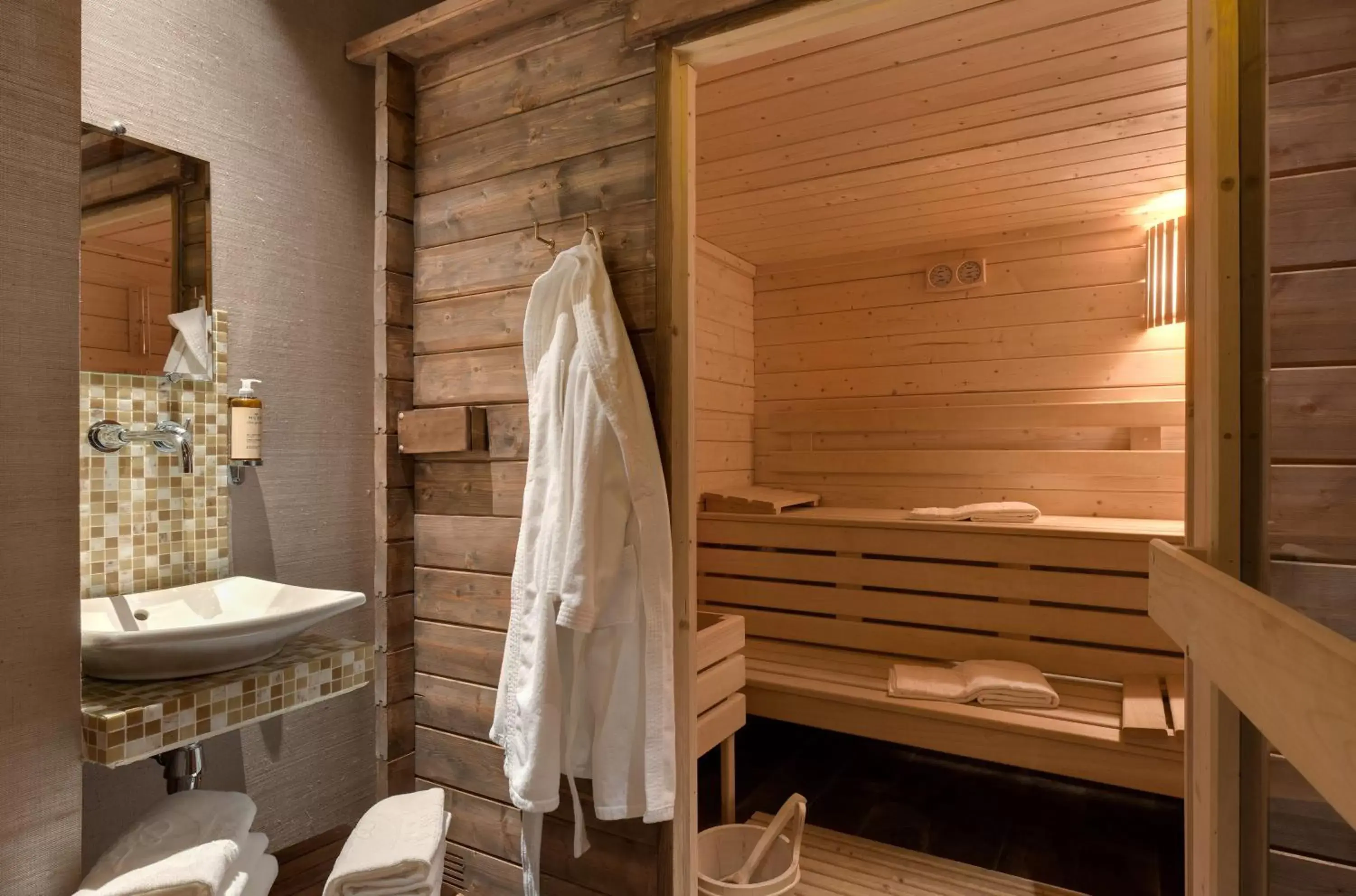 Sauna, Bathroom in Rochester Champs Elysees