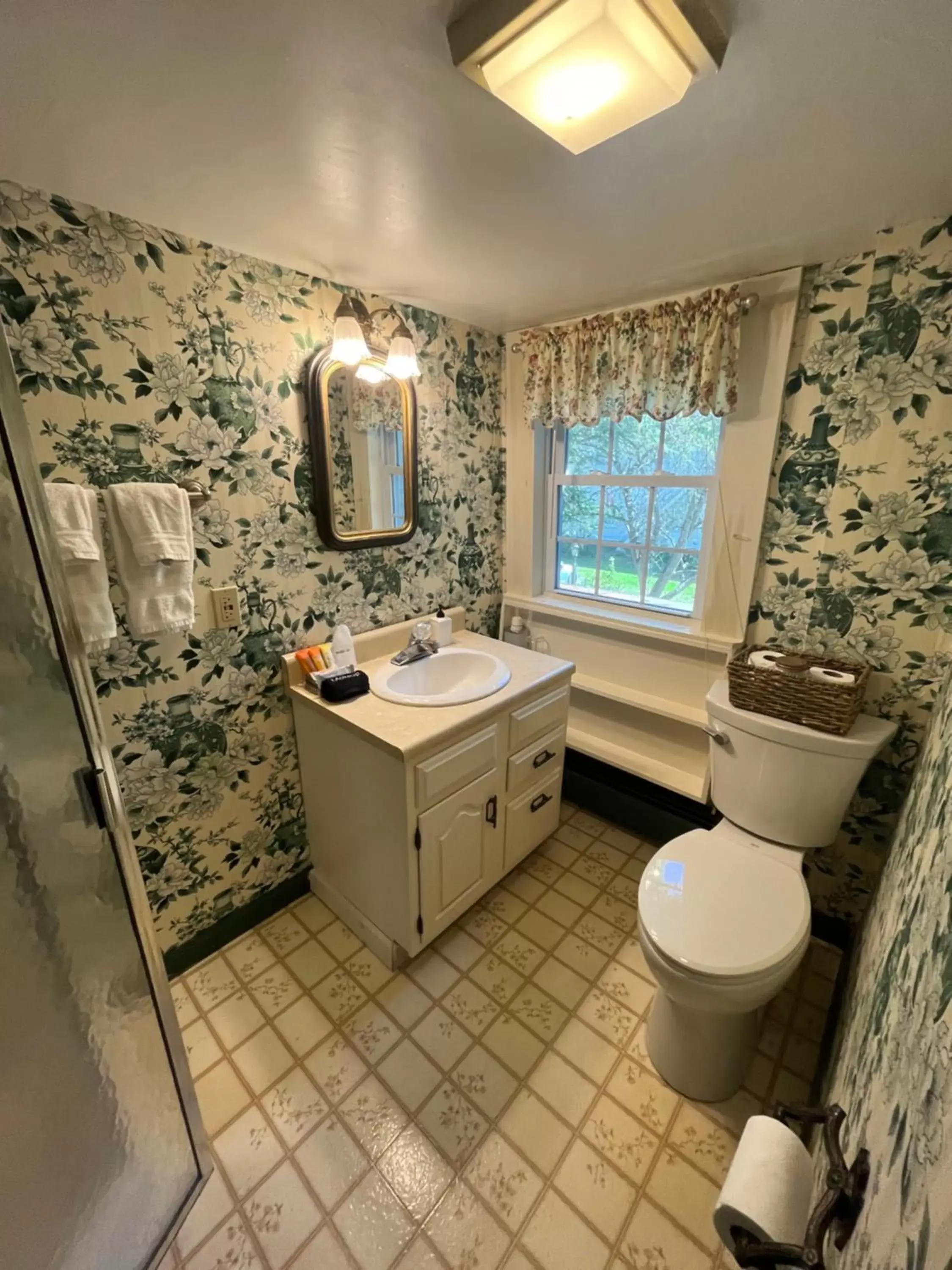 Bathroom in Chester Inn