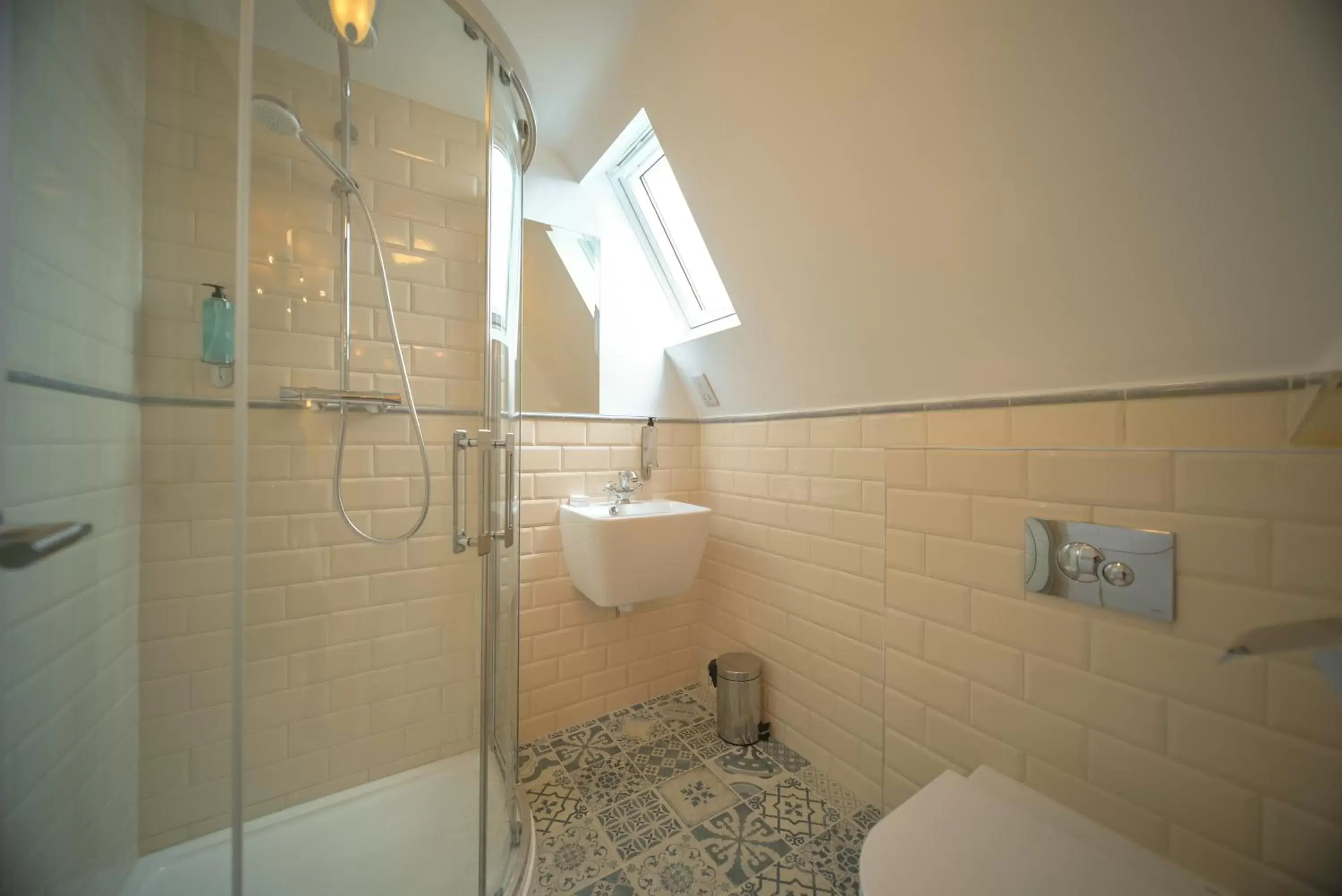 Shower, Bathroom in The Strand Hotel former Home of Oscar Wilde & Caffe Vergnano 1882