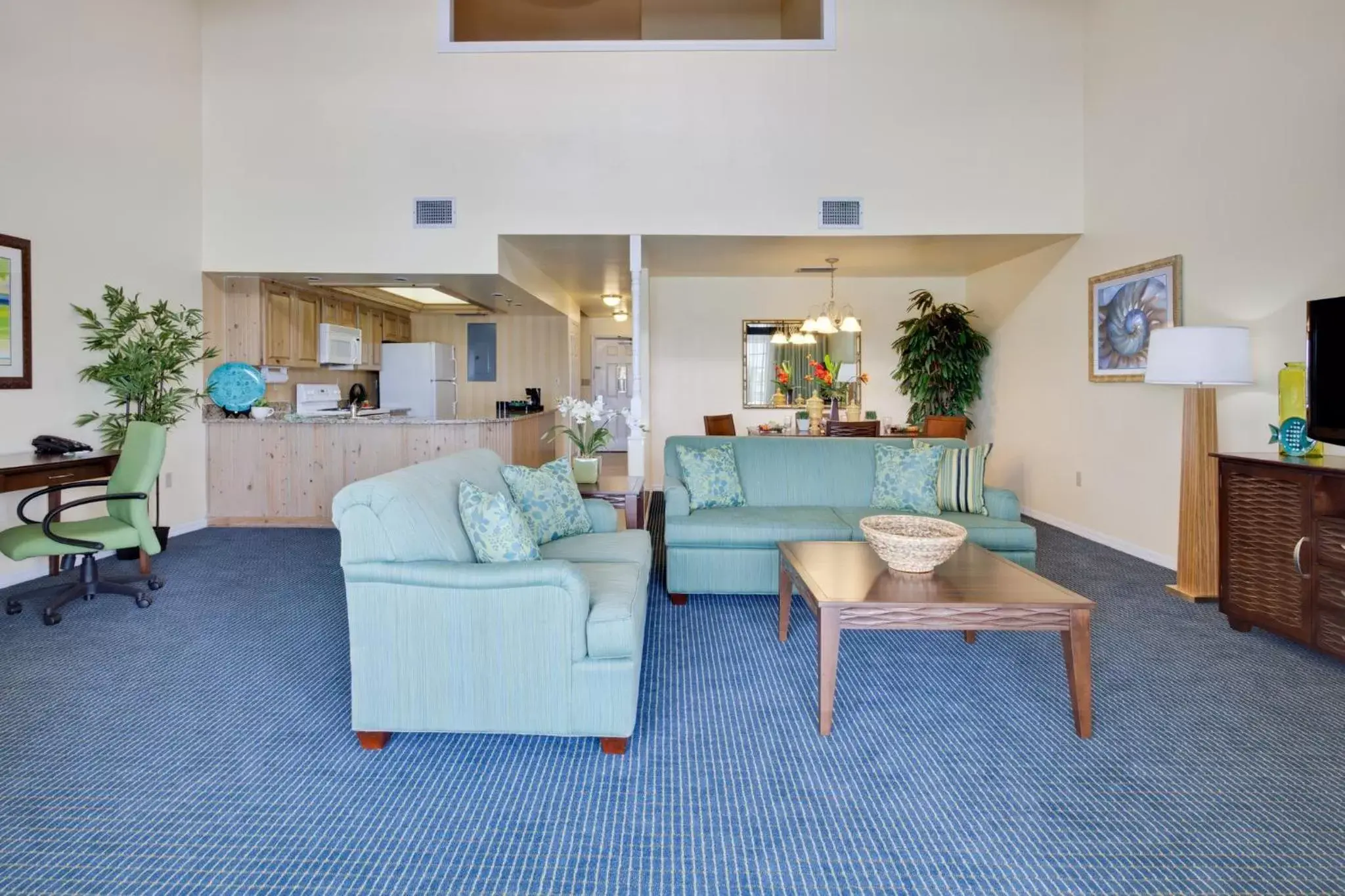 Bedroom, Seating Area in Holiday Inn & Suites Clearwater Beach S-Harbourside