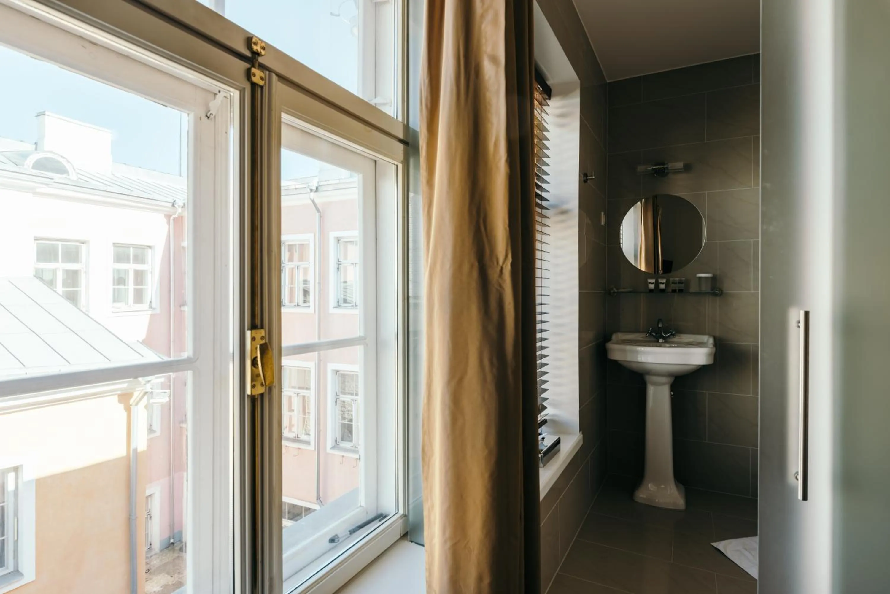 Shower in Merchants House Hotel