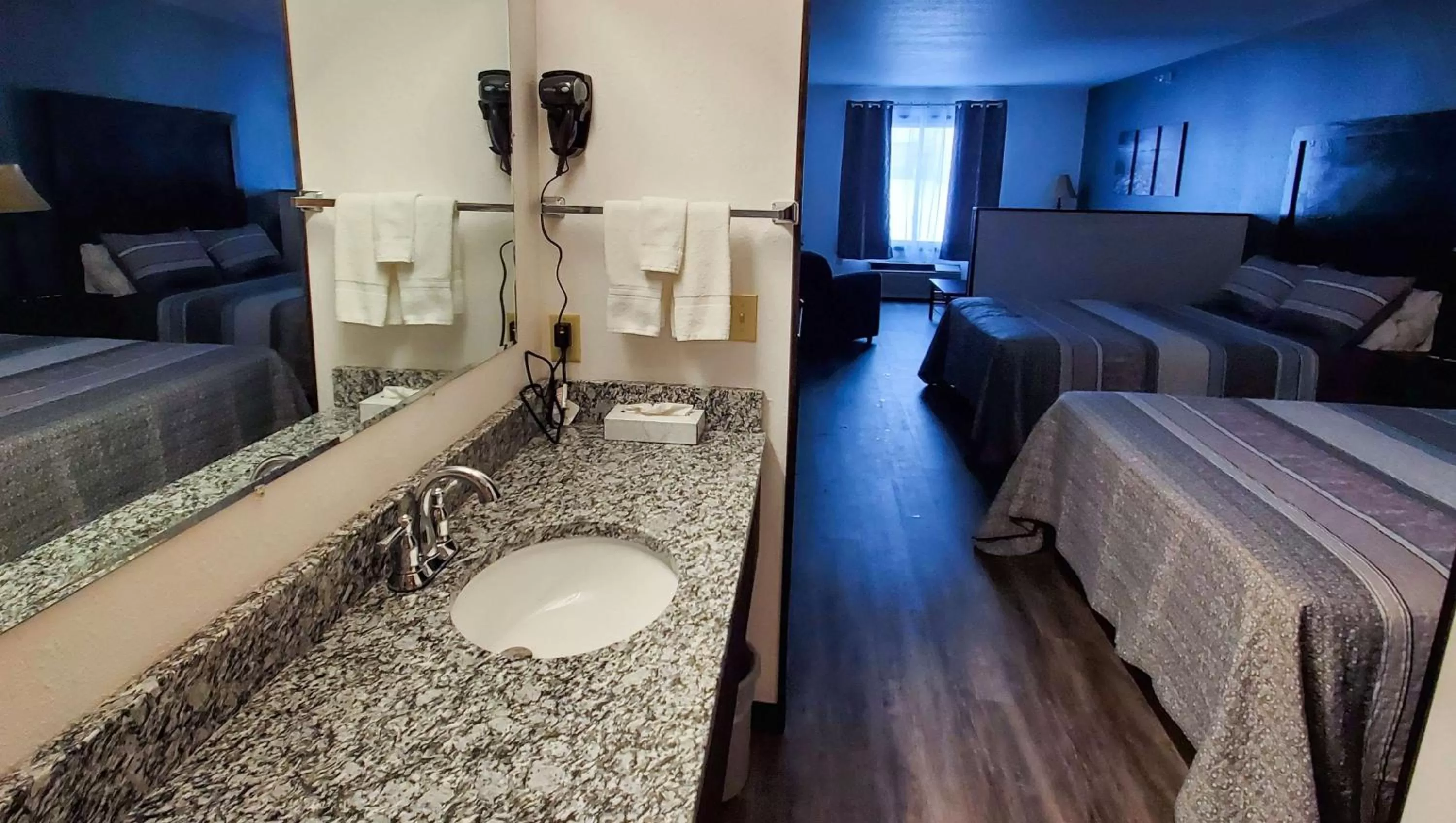 Photo of the whole room, Bed in Jasper Ridge Inn Ishpeming