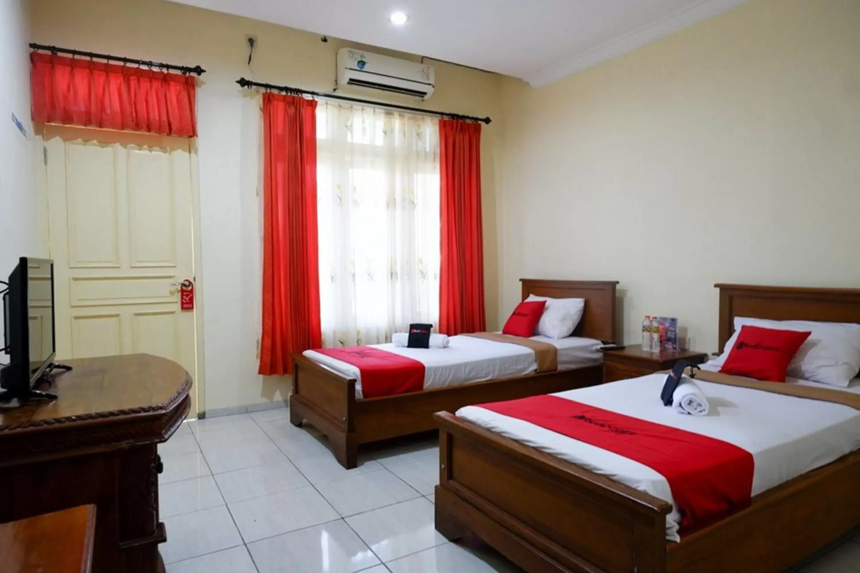Twin Room in RedDoorz Plus near Stadion Wijaya Kusuma Twin Room in RedDoorz Plus near Stadion Wijaya Kusuma