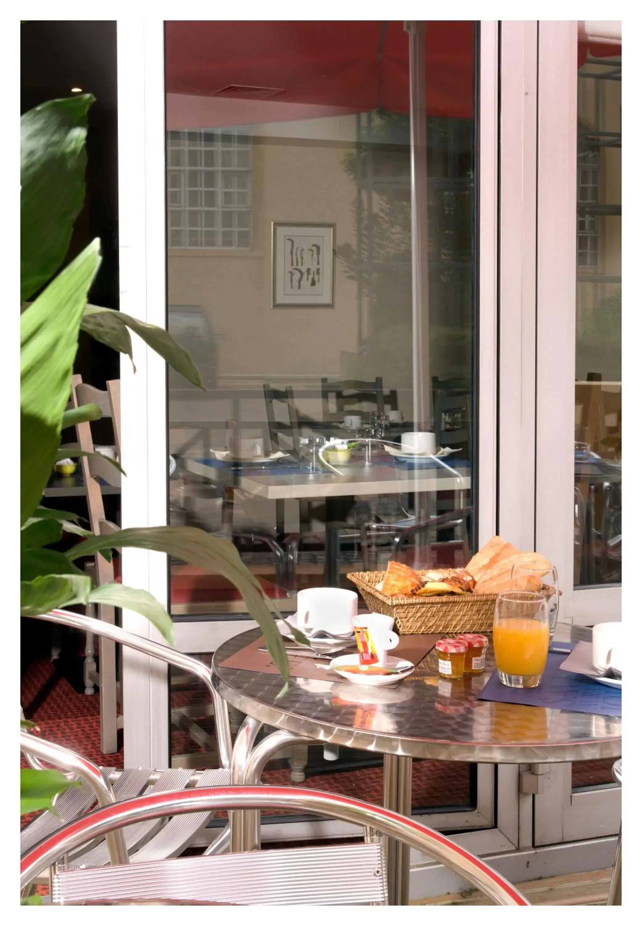 Balcony/Terrace, Restaurant/Places to Eat in Kyriad Villefranche Sur Saone