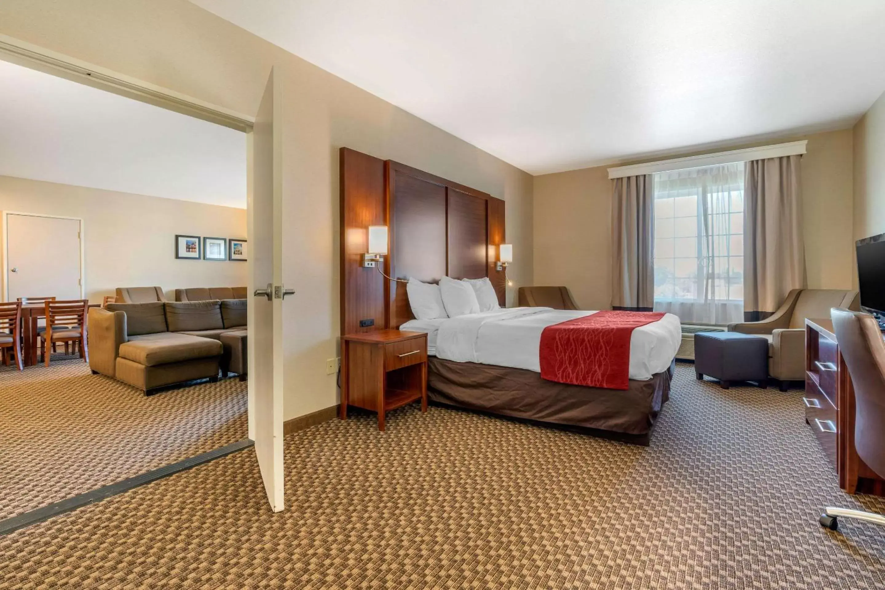 Photo of the whole room, Bed in Comfort Inn & Suites Galt - Lodi North Photo of the whole room, Bed in Comfort Inn & Suites Galt - Lodi North