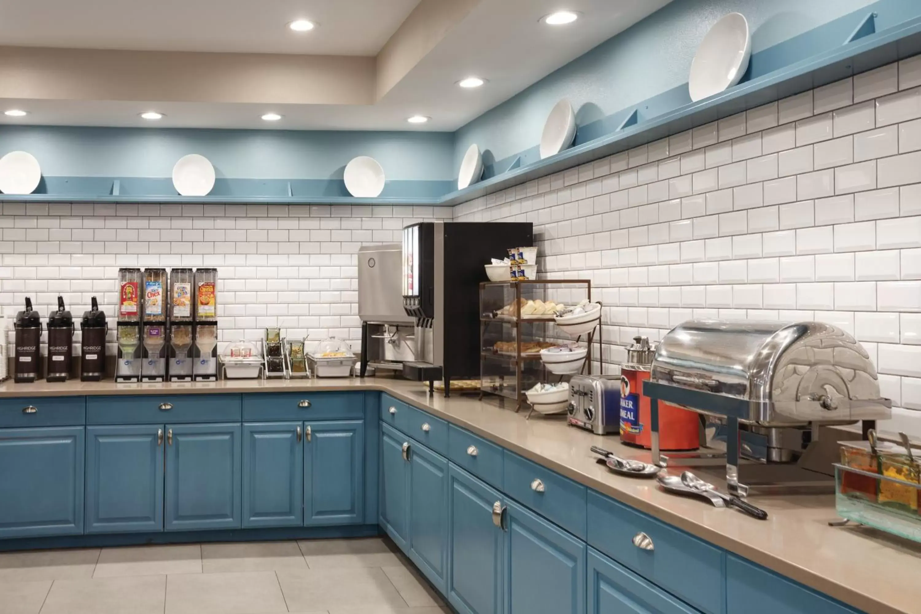 American breakfast, Kitchen/Kitchenette in Country Inn & Suites by Radisson, Chattanooga-Lookout Mountain