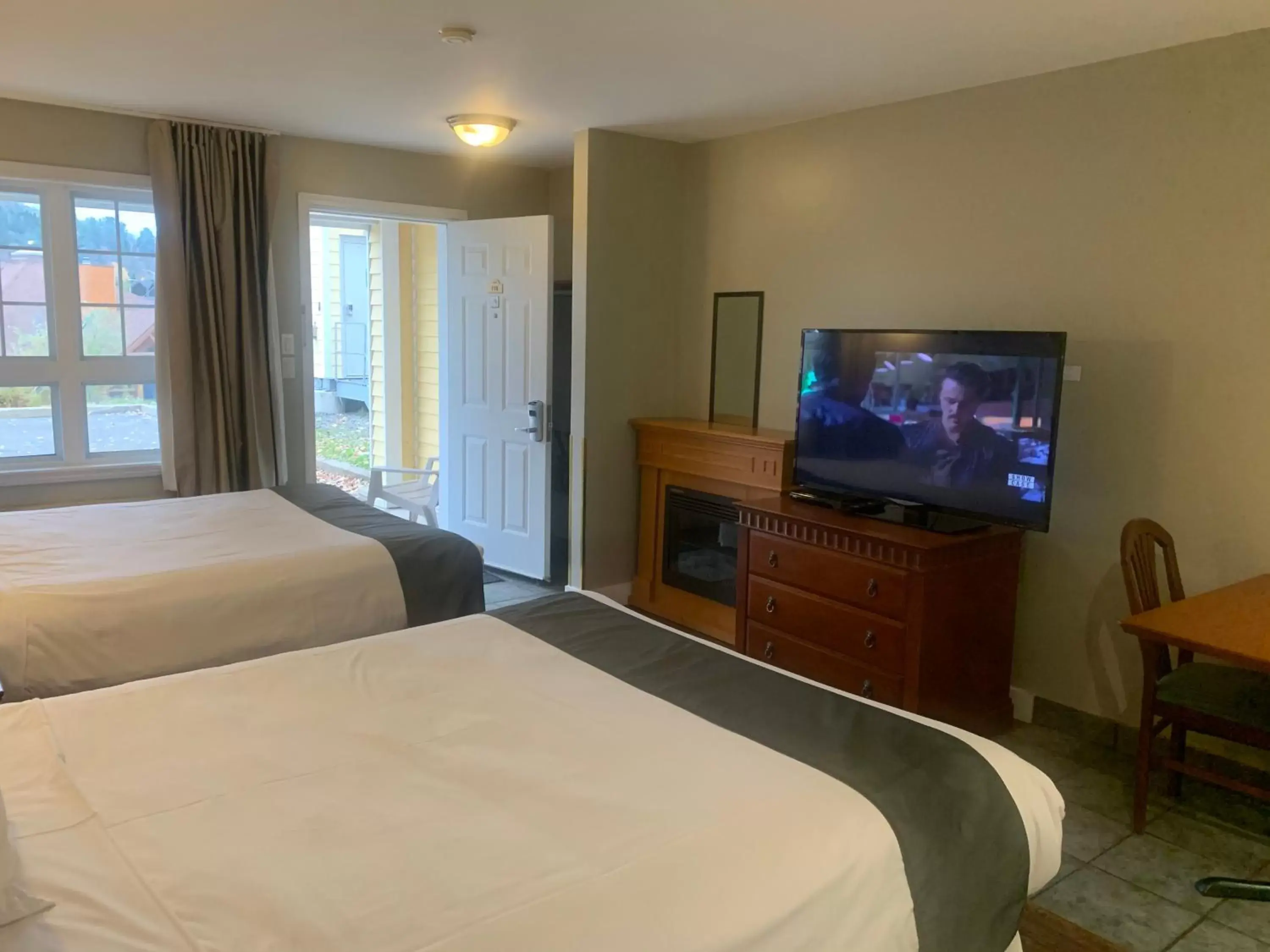 TV and multimedia, Bed in Hotel and Suites Les Laurentides