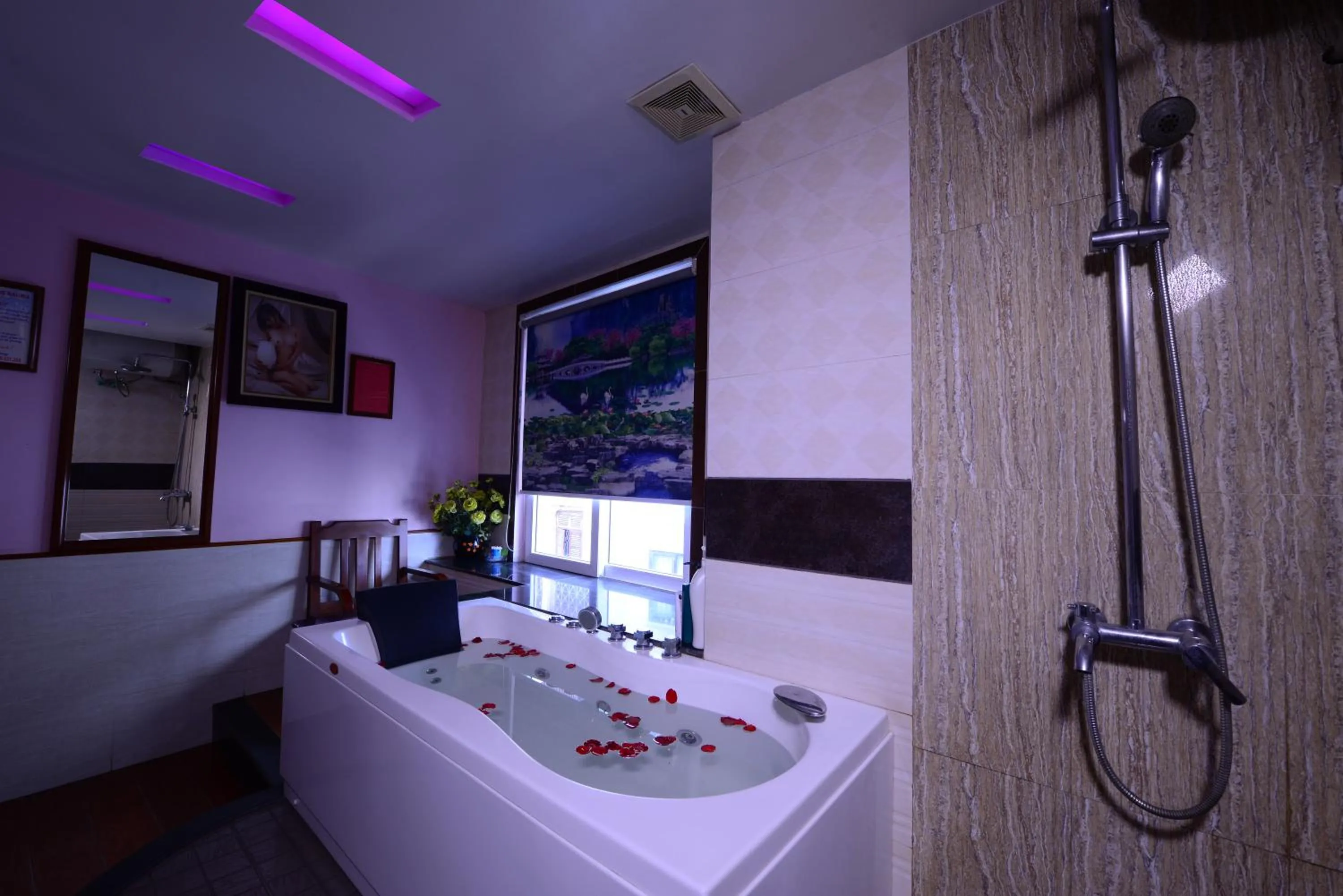 Hot Tub in Blue Hanoi Inn Luxury Hotel