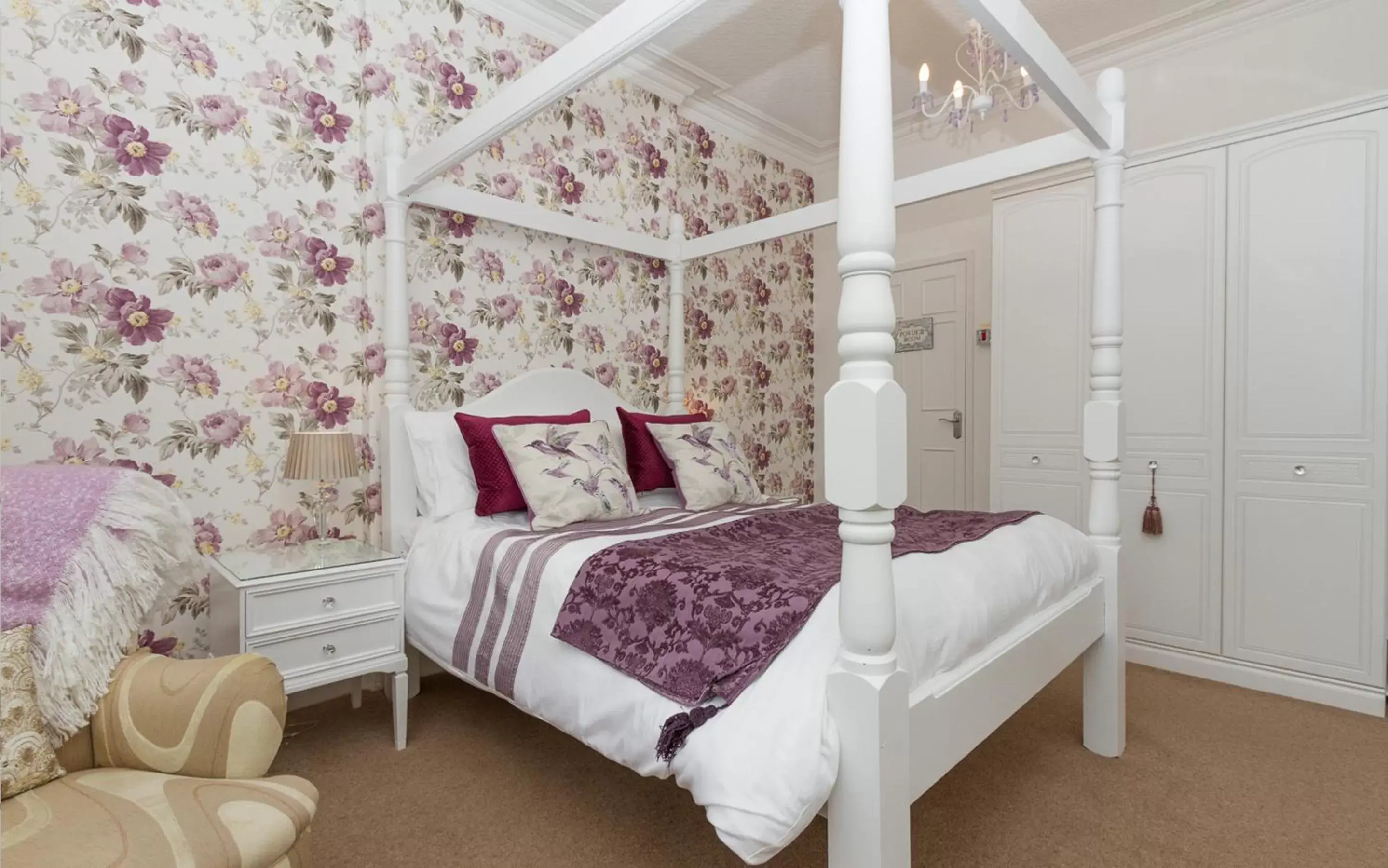 Bedroom, Bed in North Crest