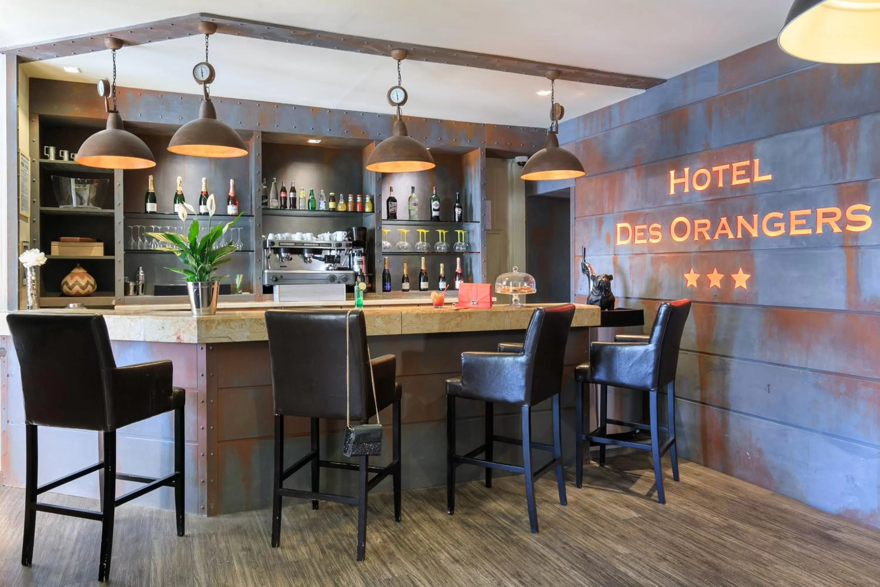 Lounge or bar in Best Western Hôtel des Orangers Cannes