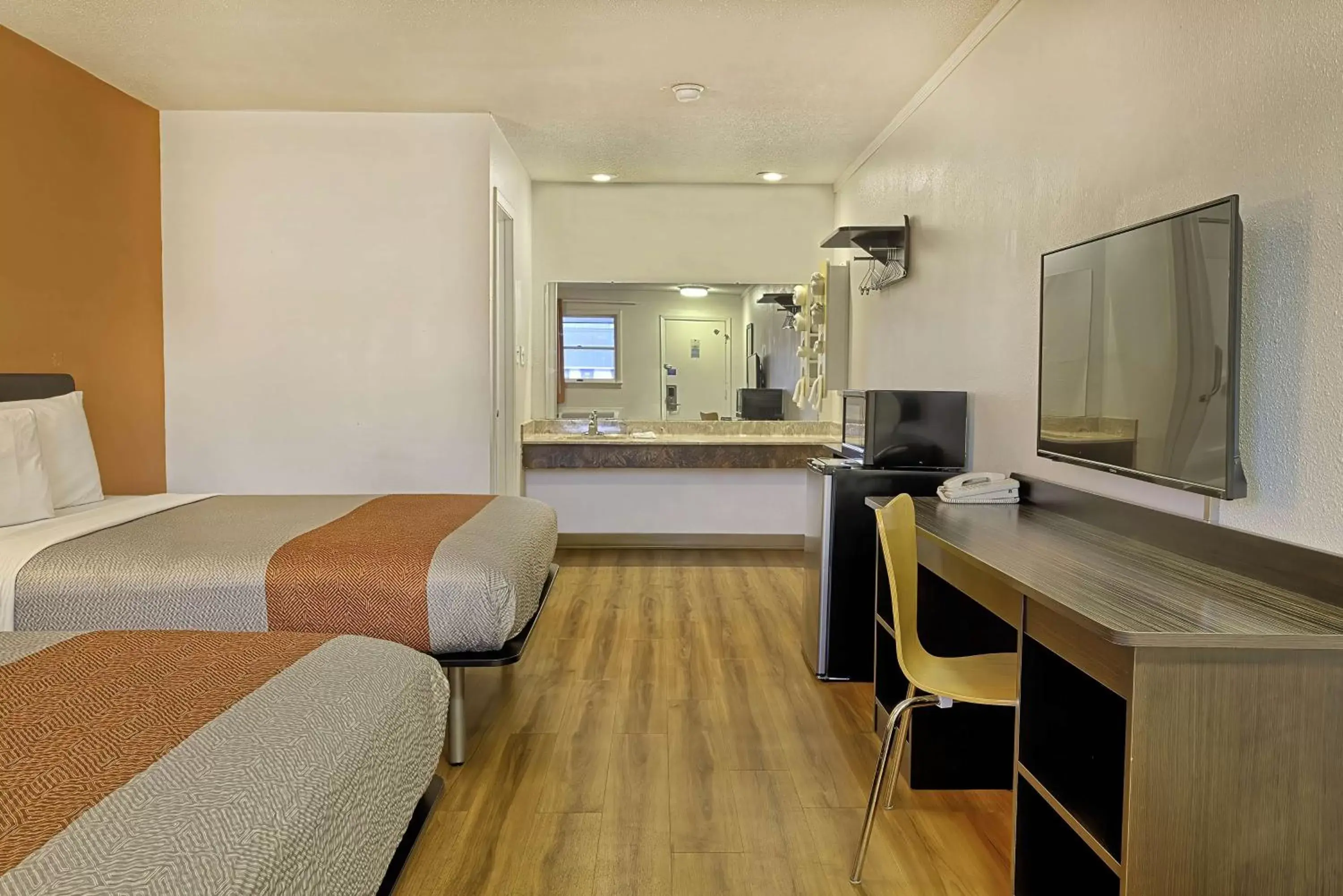 Bedroom in Motel 6-Sullivan, MO